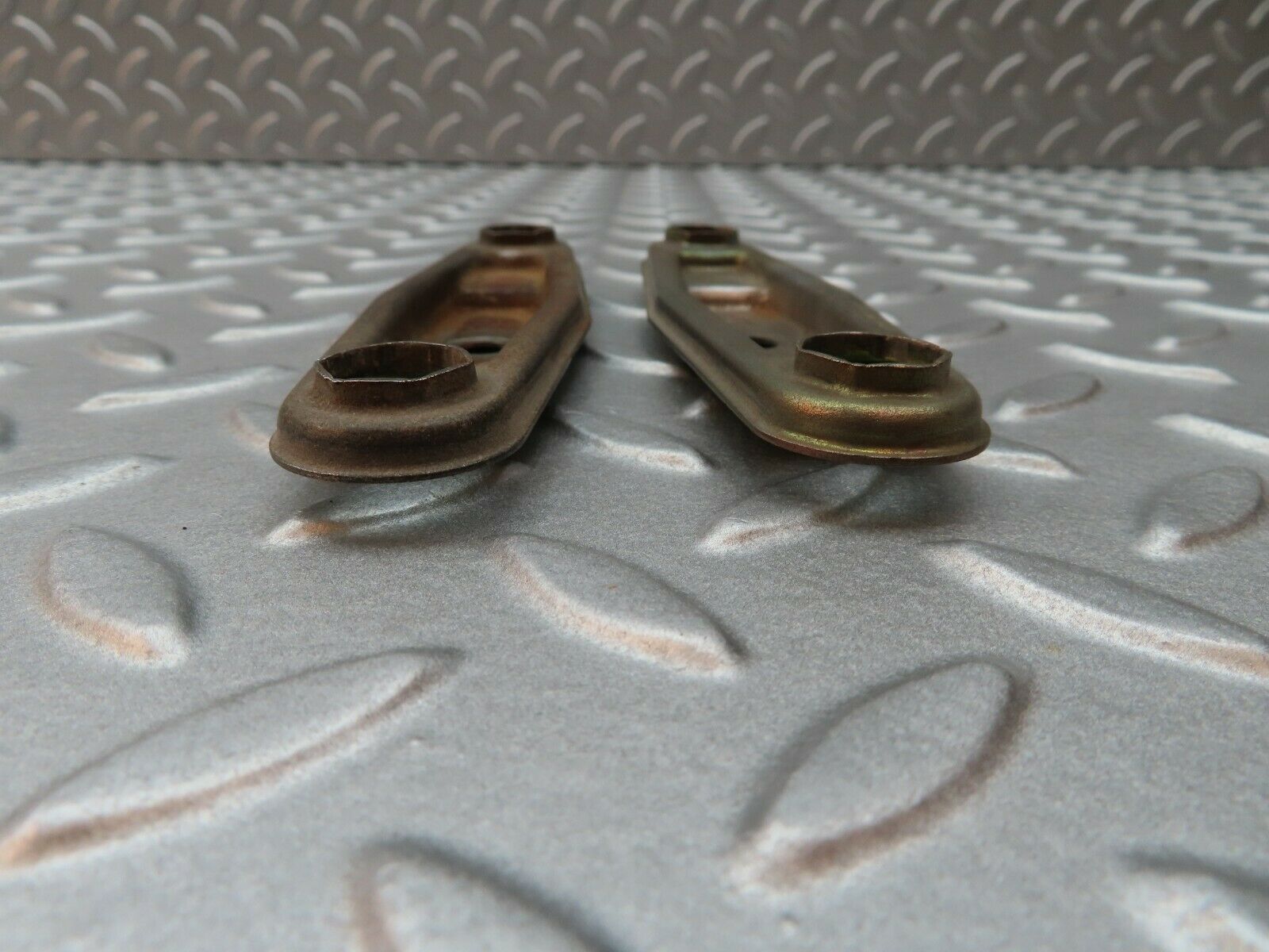 4421 Mercedes-Benz W123 230E Fuel Injector Nozzle Clamp Bracket