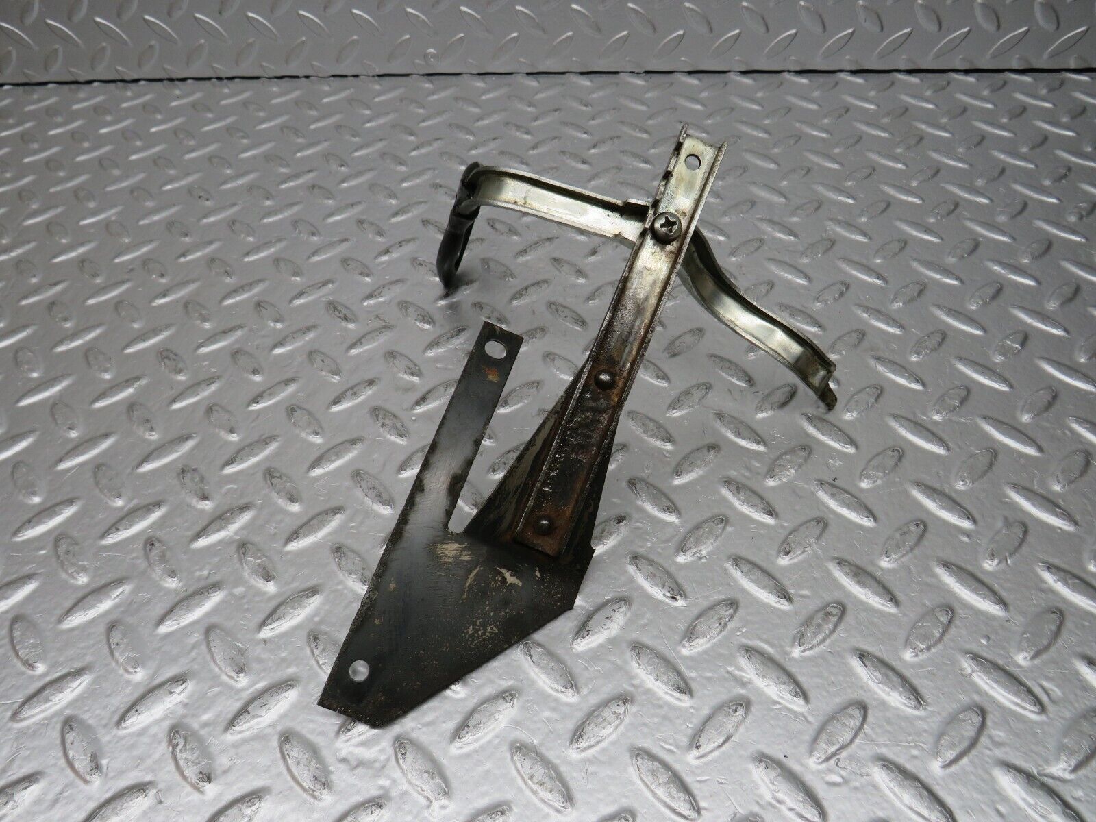 31151 Mercedes-Benz W123 200D Front Right Seat Side Sliding Handle