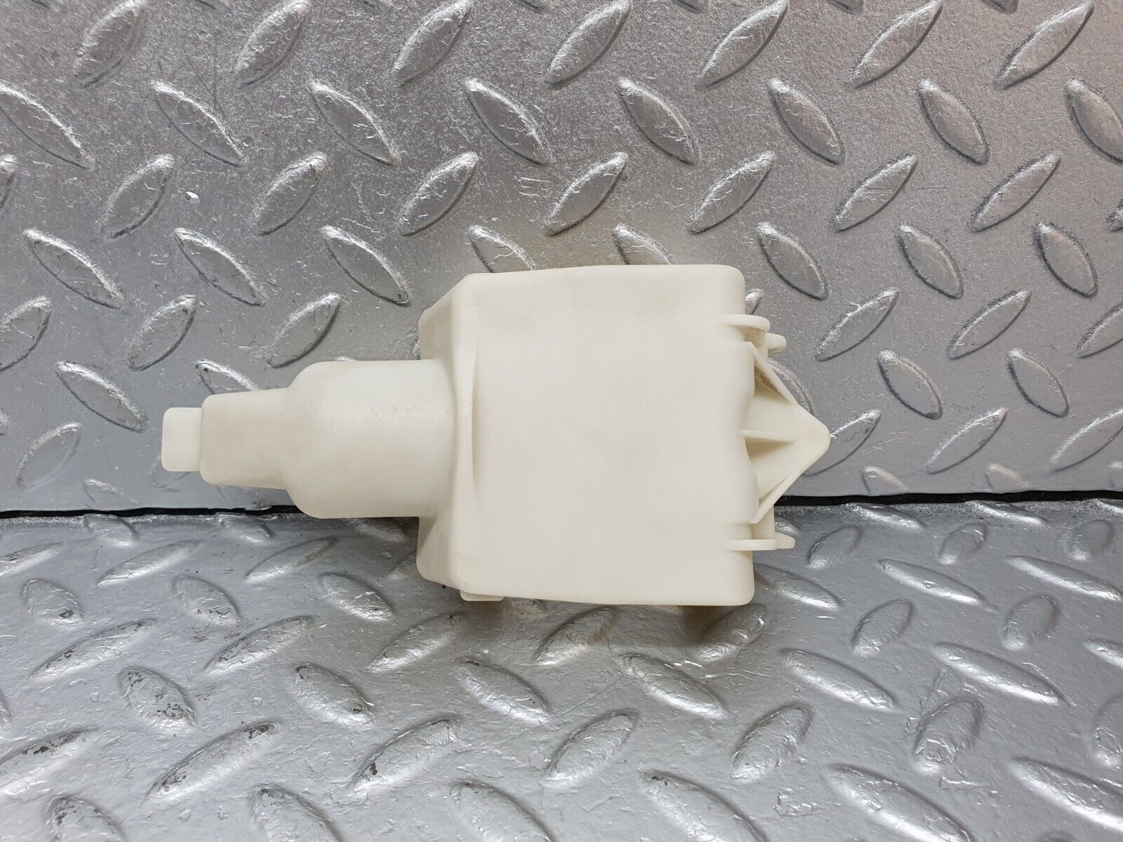 41590 Mercedes-Benz W124 200E Rear Door Lock Vacuum Actuator Cover 1248050590