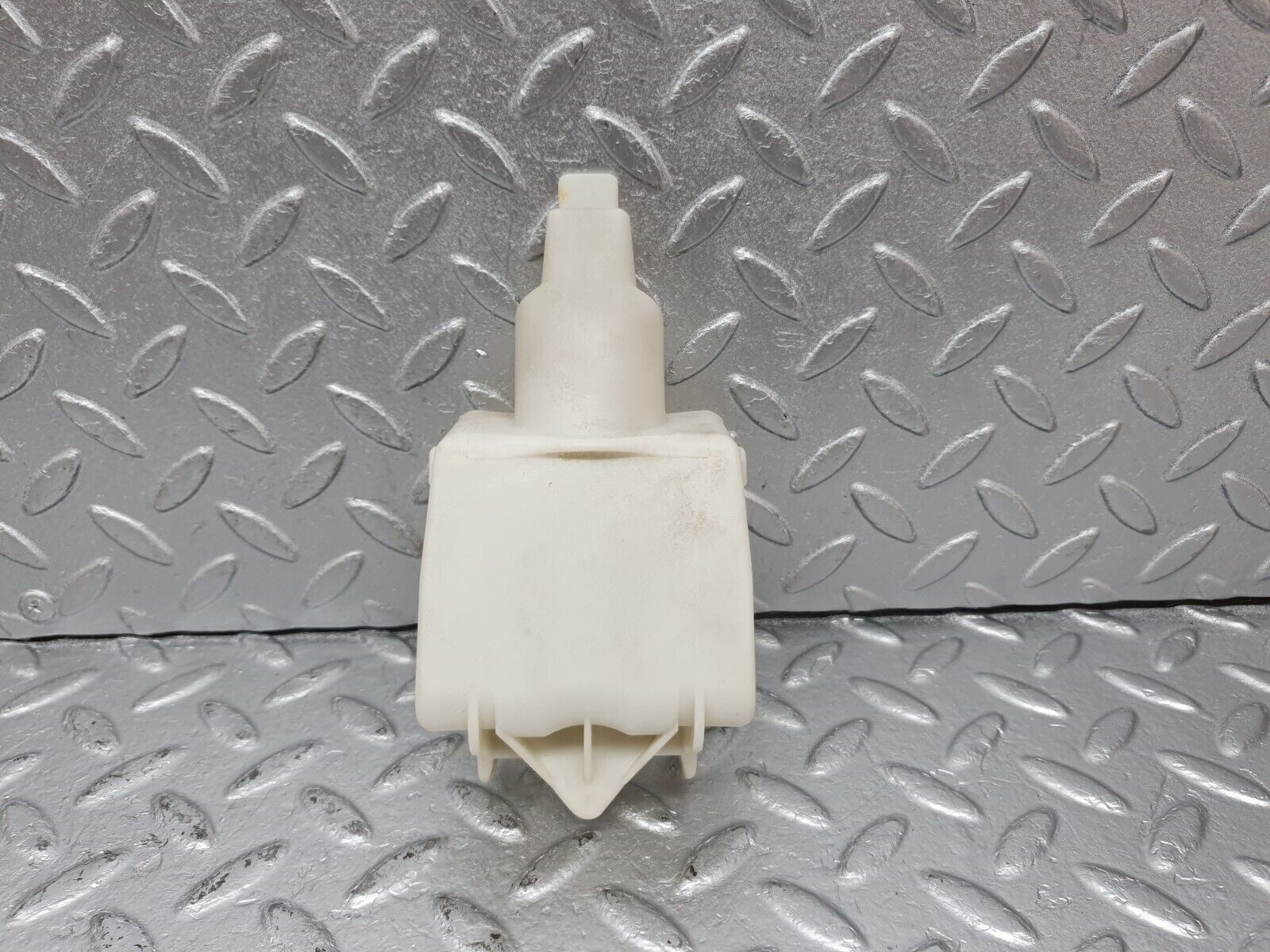 41589 Mercedes-Benz W124 200E Rear Door Lock Vacuum Actuator Cover 1248050590