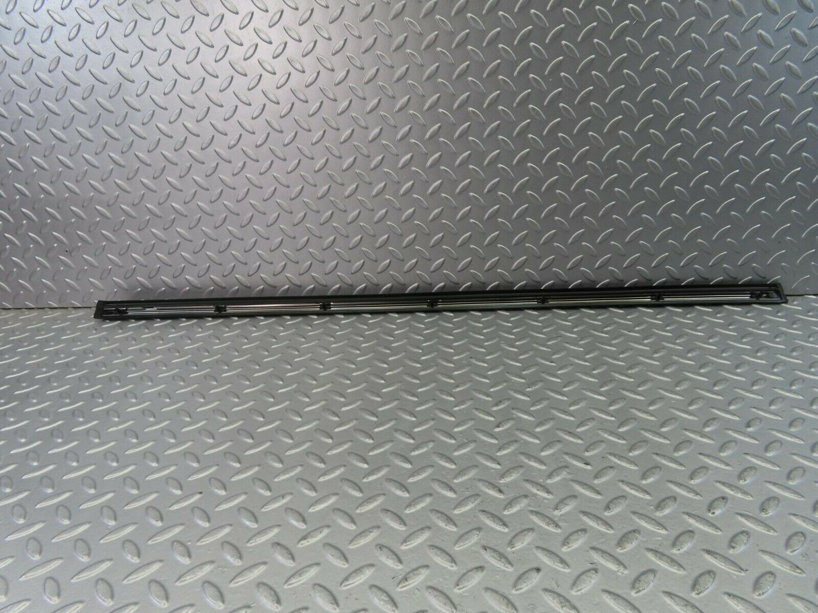 10286 Mercedes-Benz W116 Front Left Door Centre Moulding Trim