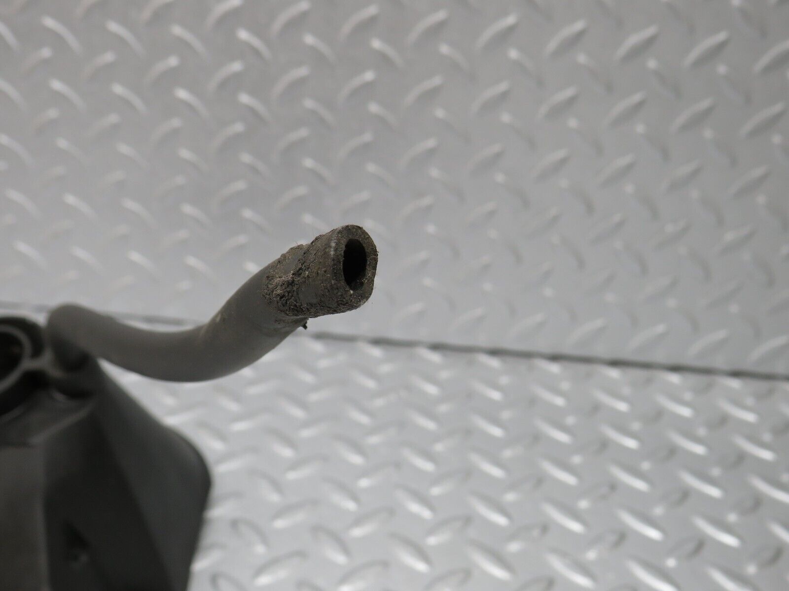 39399 Mercedes-Benz R129 320SL Coupe Roof Folding Lift Cylinder Cover R 1297700462