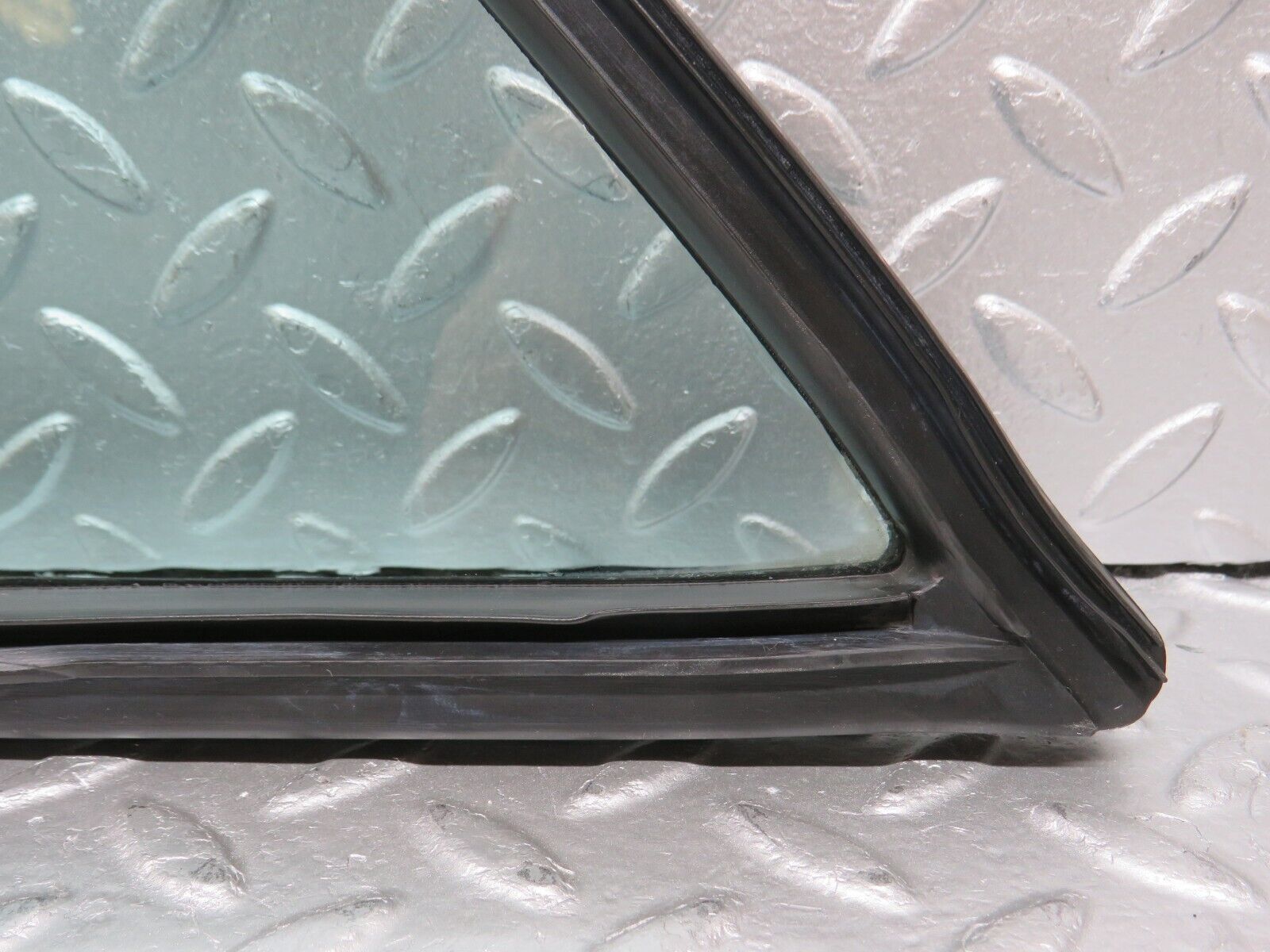 33144 Mercedes-Benz W126 Rear Right Quarter Window Glass 1267350224