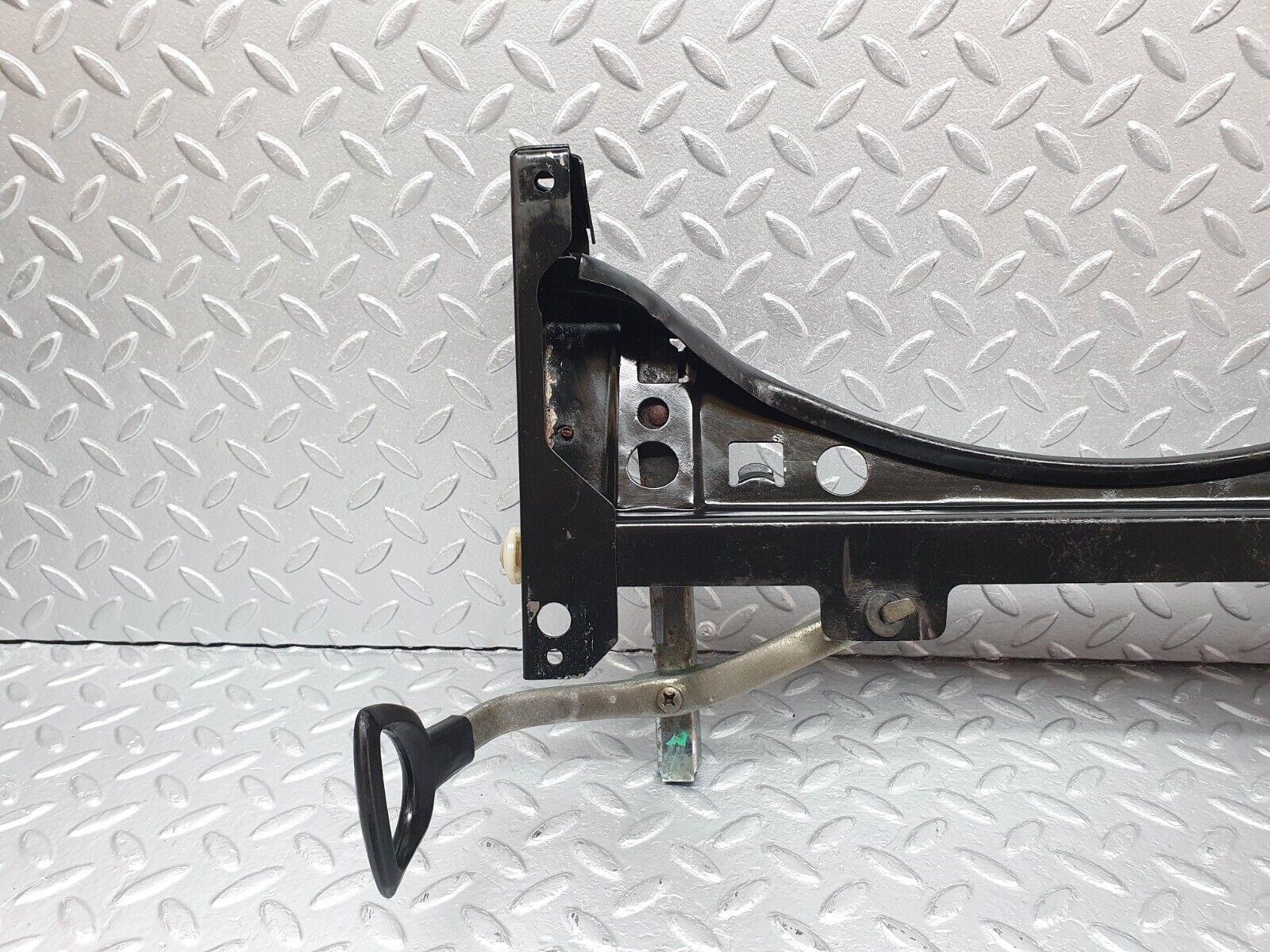 40805 Mercedes-Benz W123 300D Front Right Seat Sliding Mechanism