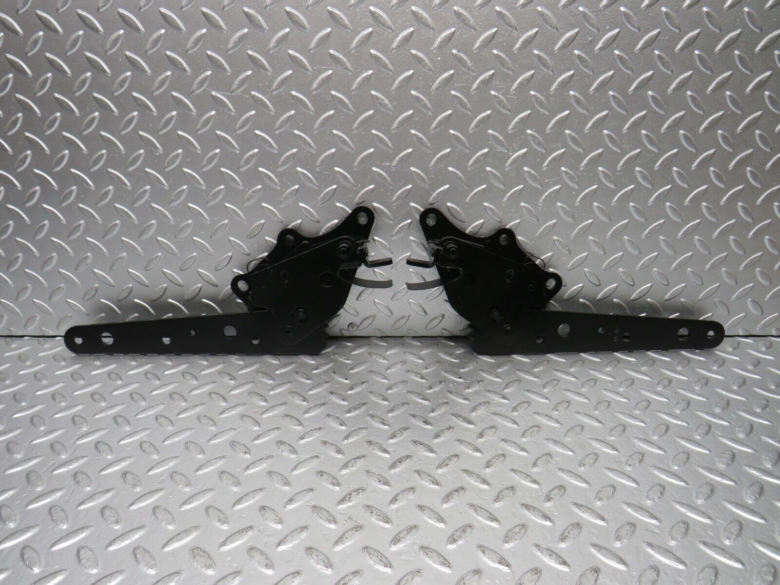 31525 Mercedes-Benz S124 220TE Wagon Rear Seat Hinge Pair