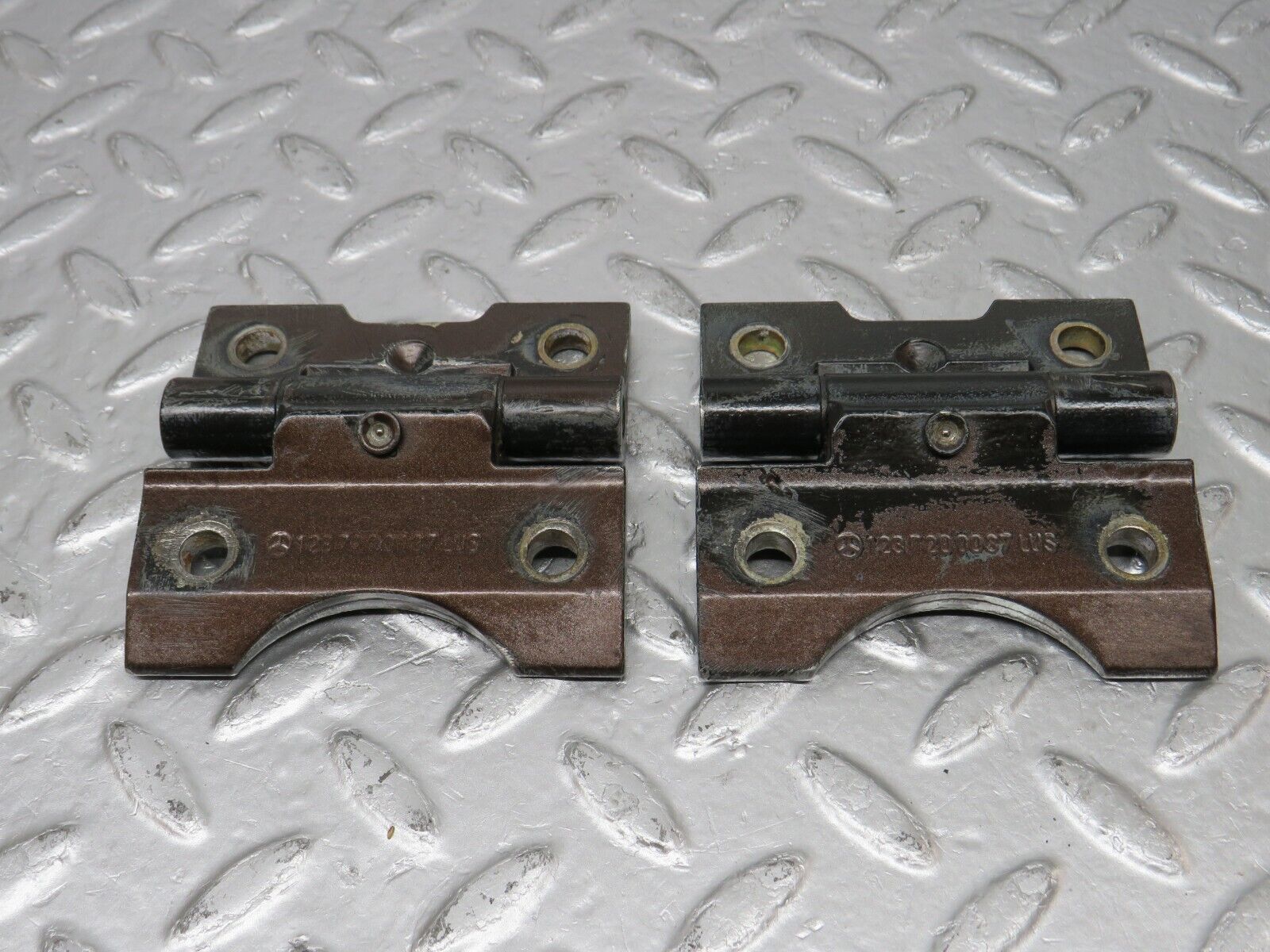34321 Mercedes-Benz C126 380SEC Coupe Door Hinge Pair 1237200037