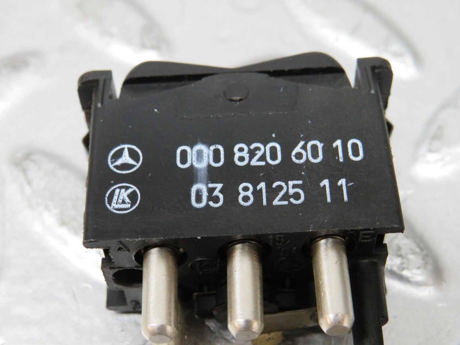25347 Mercedes-Benz W201 190D Rear Heated Window Switch 0008206010