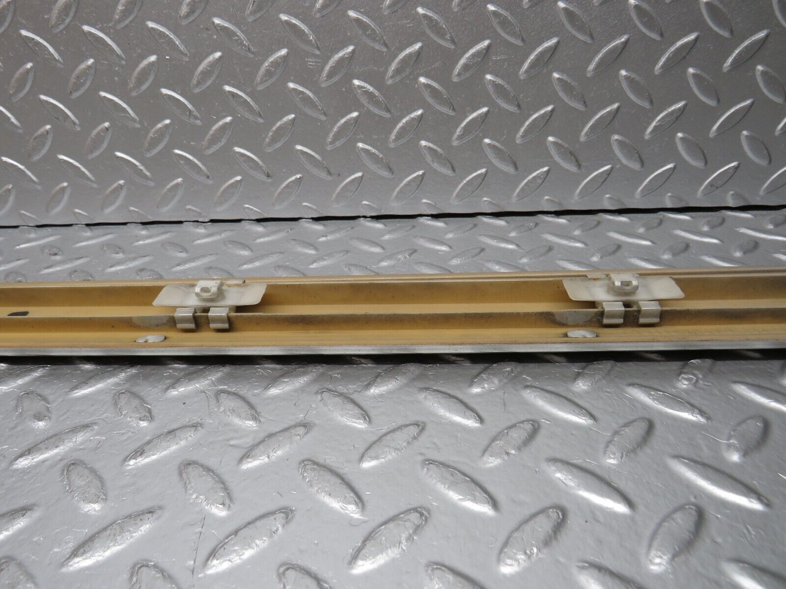 32287 Mercedes-Benz W220 S430 Front Left Door Centre Moulding Trim 2206900562