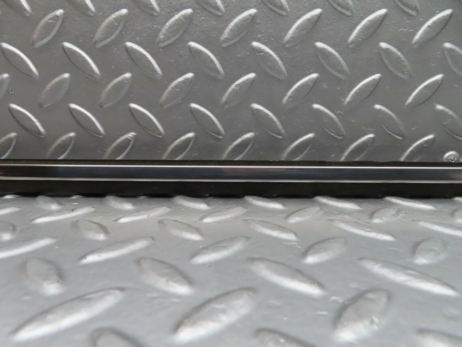 21102 Mercedes-Benz W123 230E Front Left Fender Wing Centre Moulding Trim