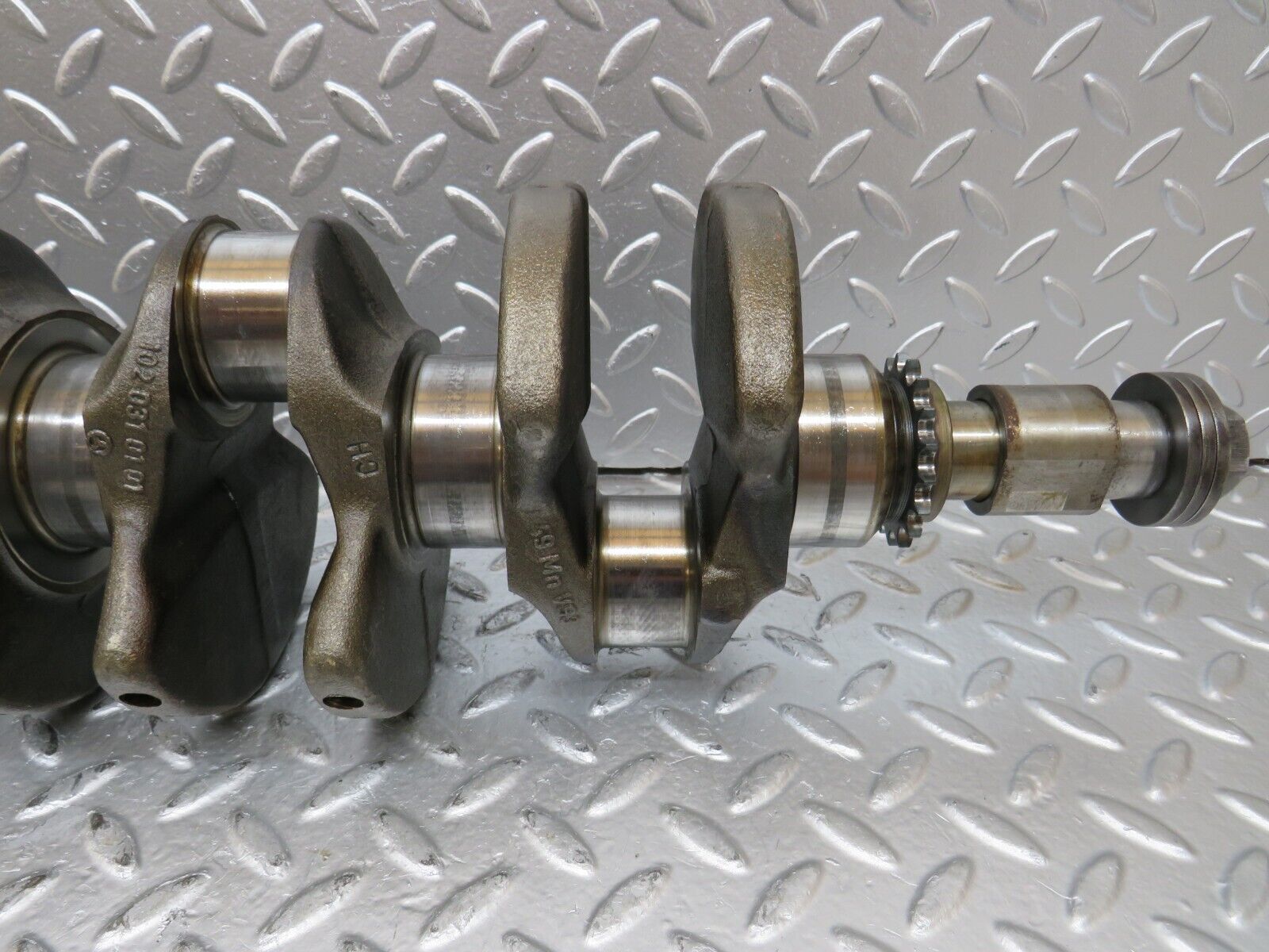 26090 Mercedes-Benz W123 200 Crankshaft 1020310101