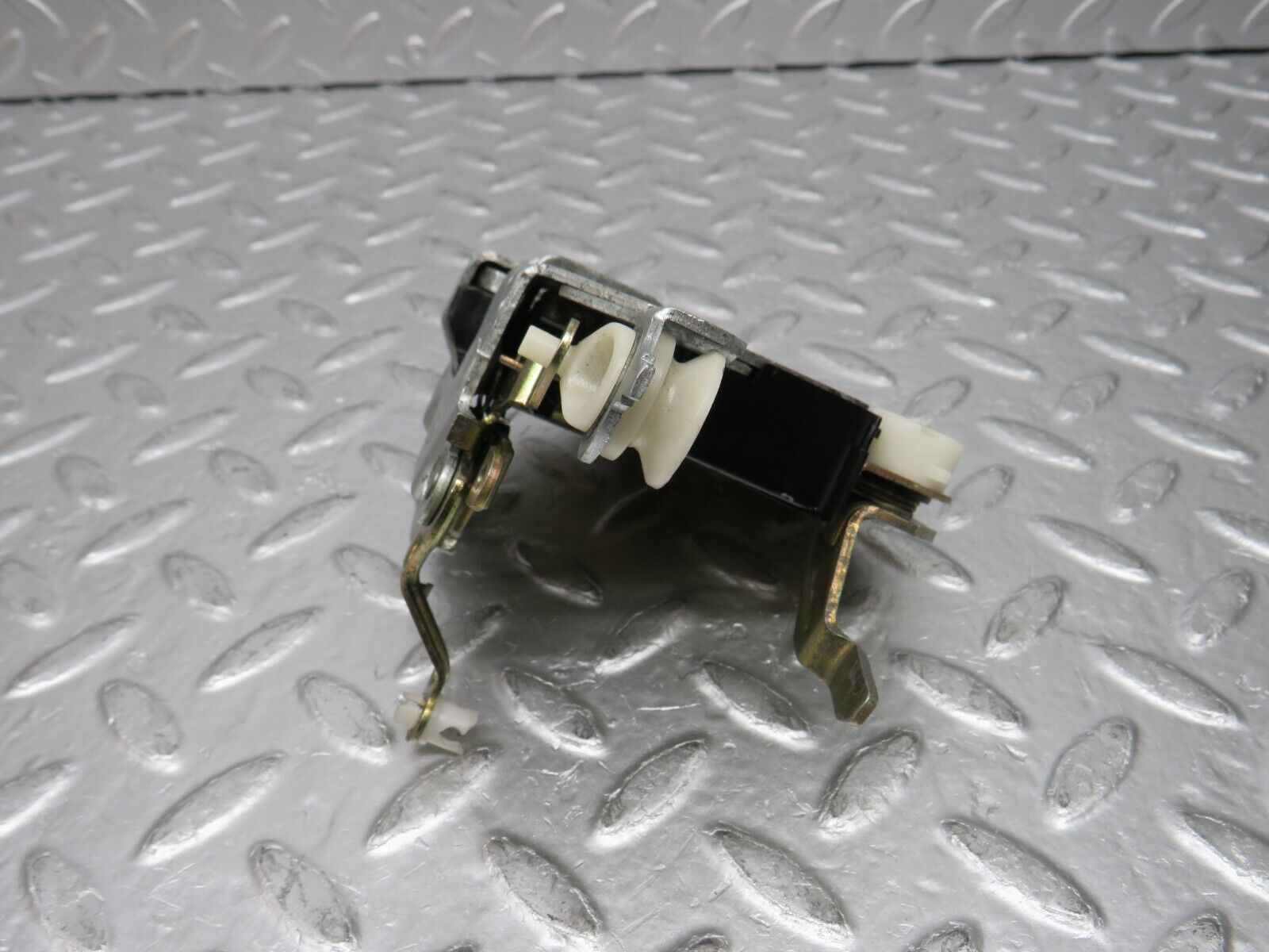 32453 Mercedes-Benz S124 300TE Wagon Front Left Door Lock Mechanism