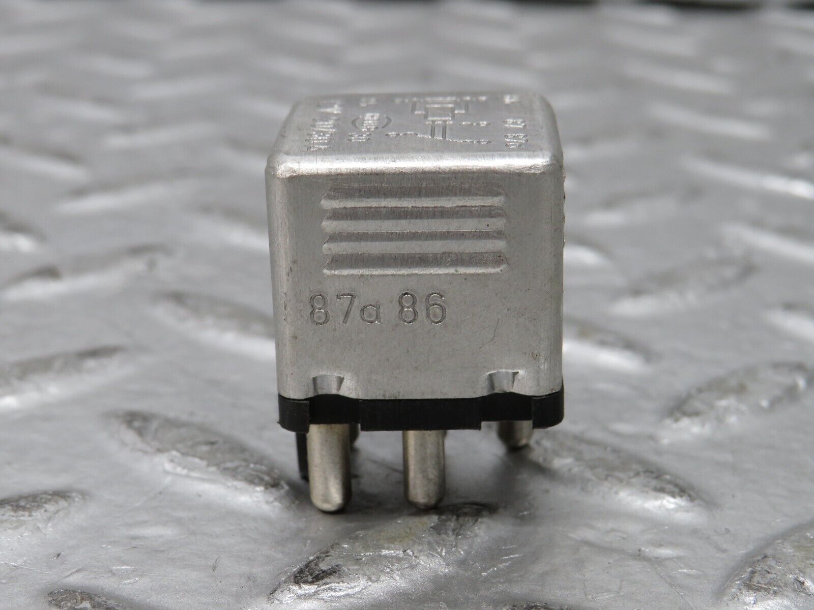 27197 Mercedes-Benz W123 280E Multi Purpose Relay 0015420219