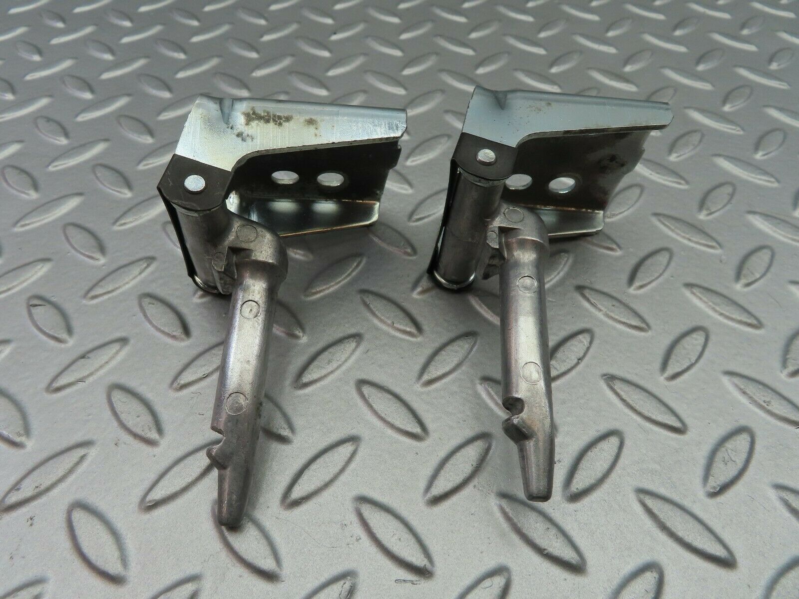 6626 Mercedes-Benz S124 E220 Wagon Boot Folding Seat Hinge Bottom