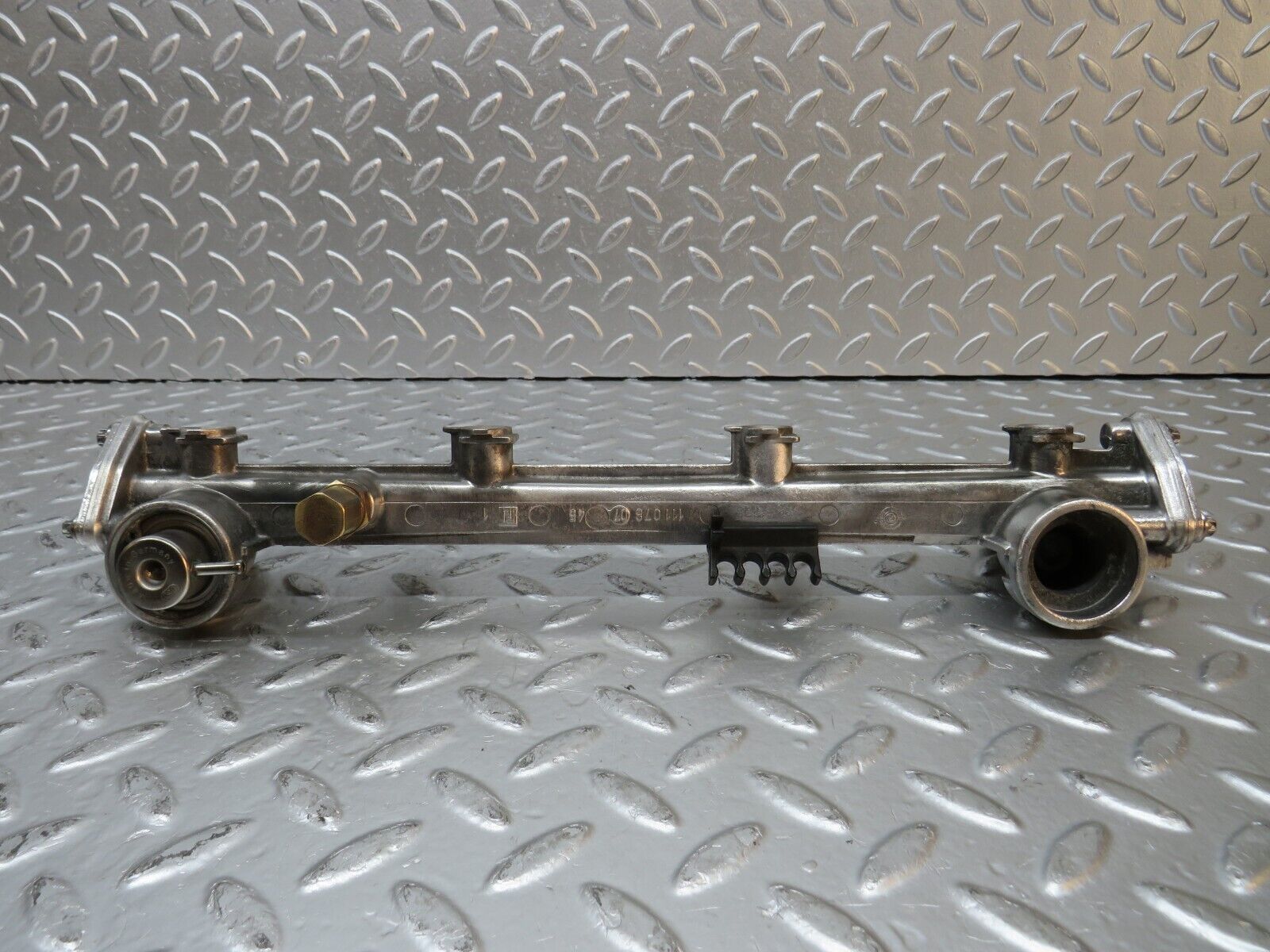 31214 Mercedes-Benz S124 220TE Wagon Fuel Injector Rail 1110780745