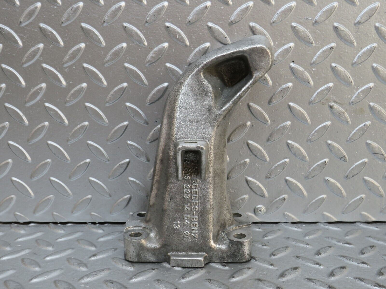 28422 Mercedes-Benz S123 240D Wagon Engine Mount Bracket Right Side 6152231404