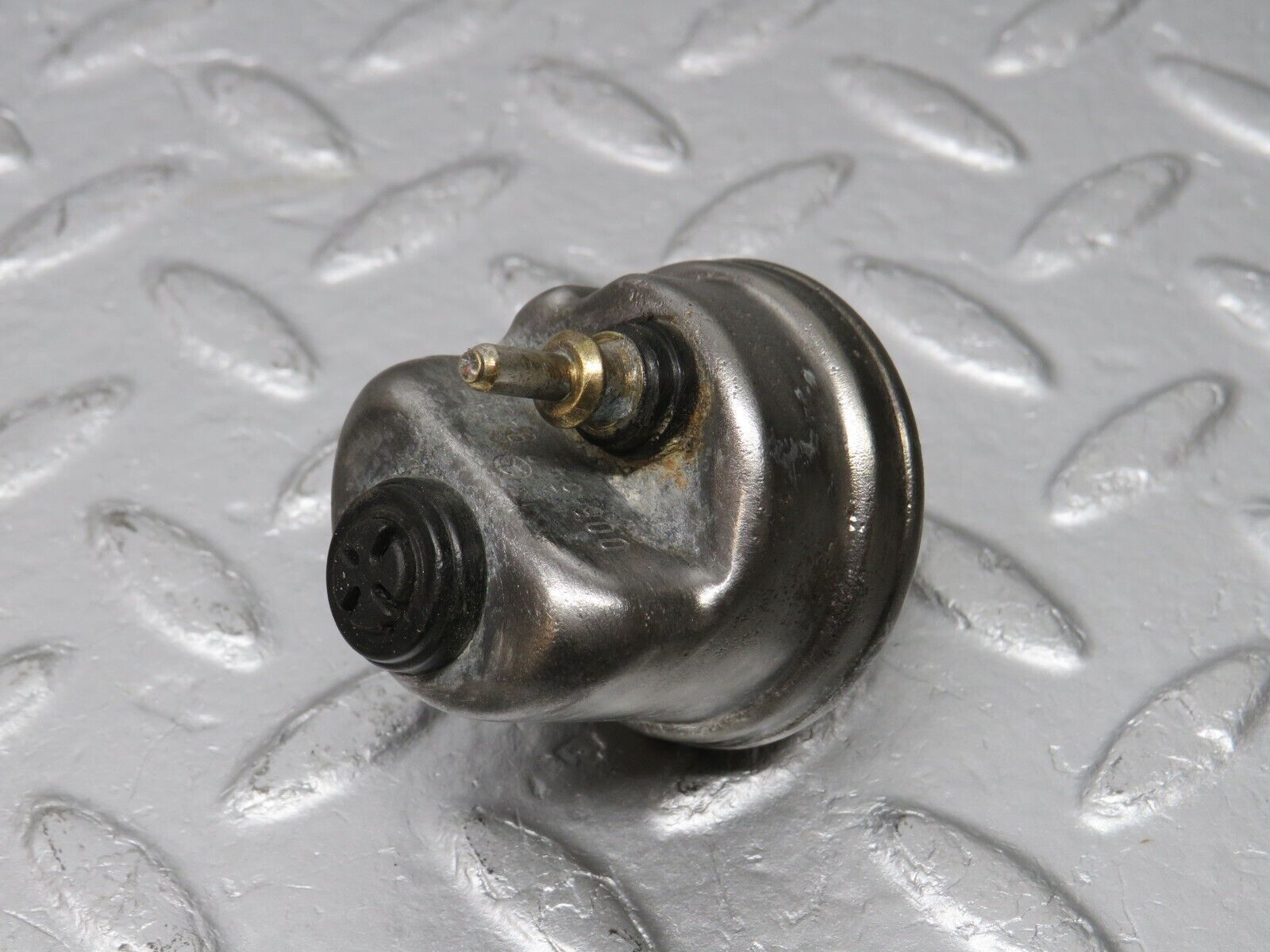 39152 Mercedes-Benz W201 190E 2.6L Oil Pressure Sensor VDO