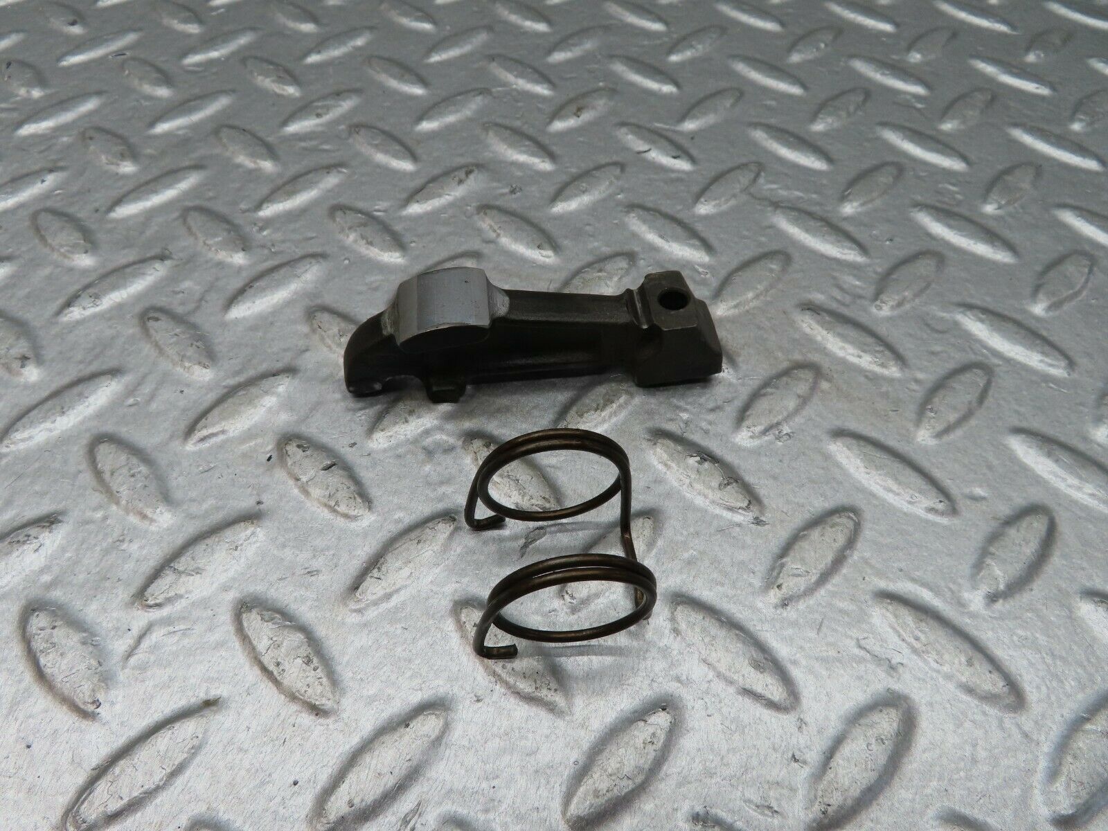 18062 Mercedes-Benz W123 200 Valve Rocker Arm With Retaining Spring