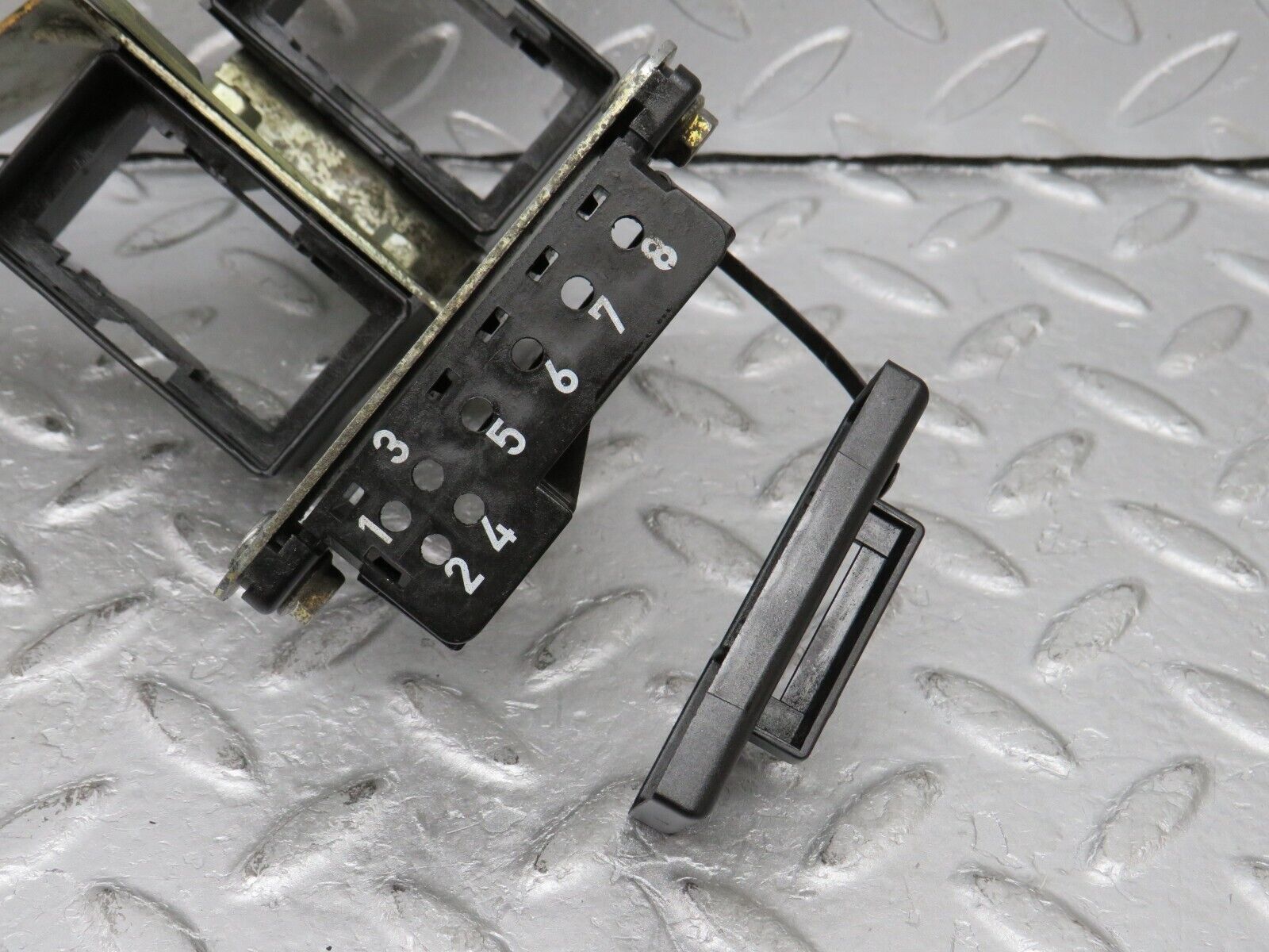 36186 Mercedes-Benz W126 420SE Diagnostic Connector With Bracket 1265459740