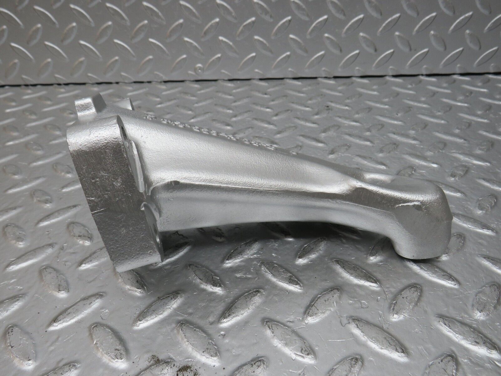 0880 Mercedes-Benz W123 240D Engine Mount Bracket Left Side 6152231304