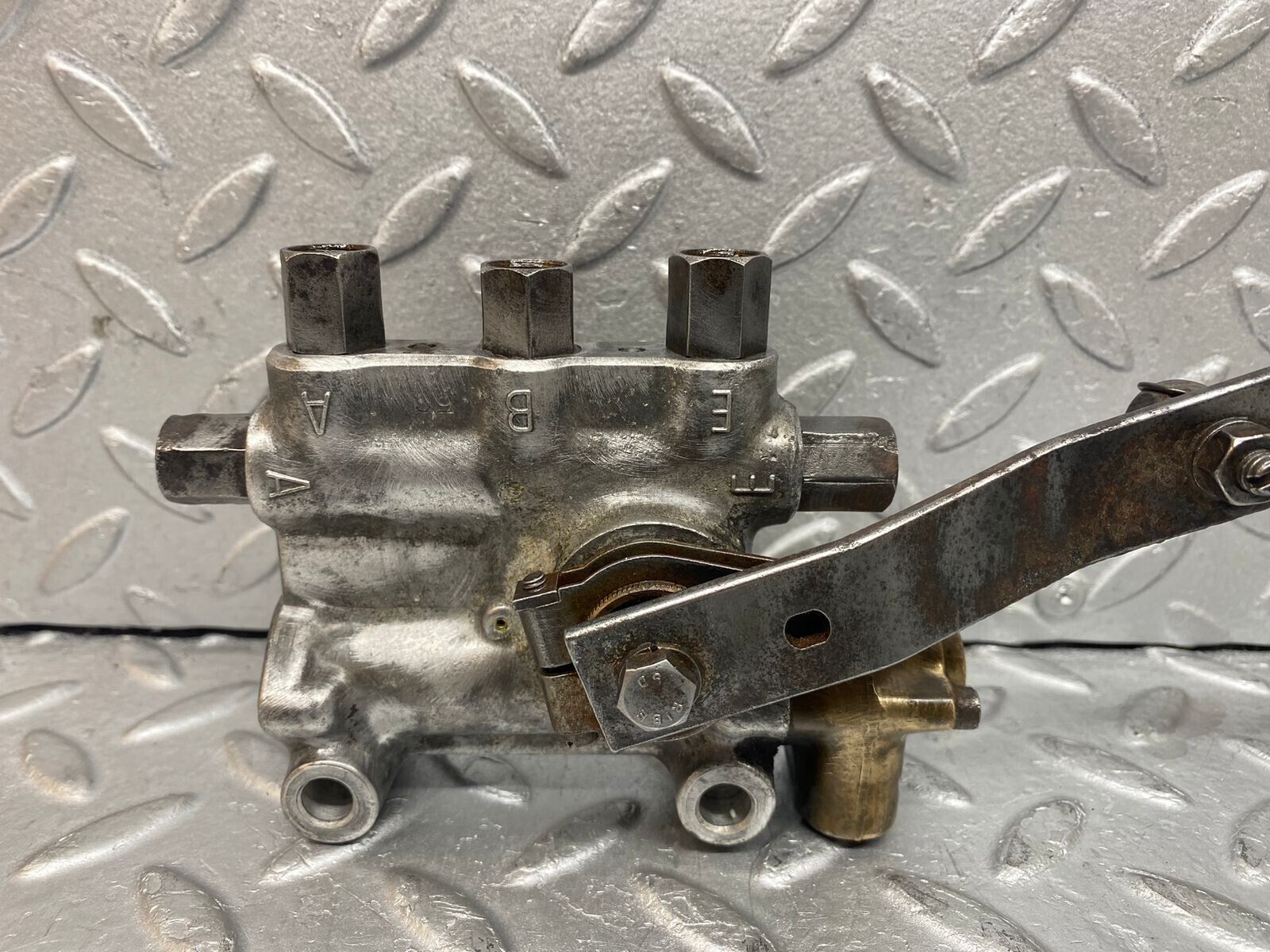 37601 Mercedes-Benz W109 300SEL Front Left Air Suspension Leveling Valve