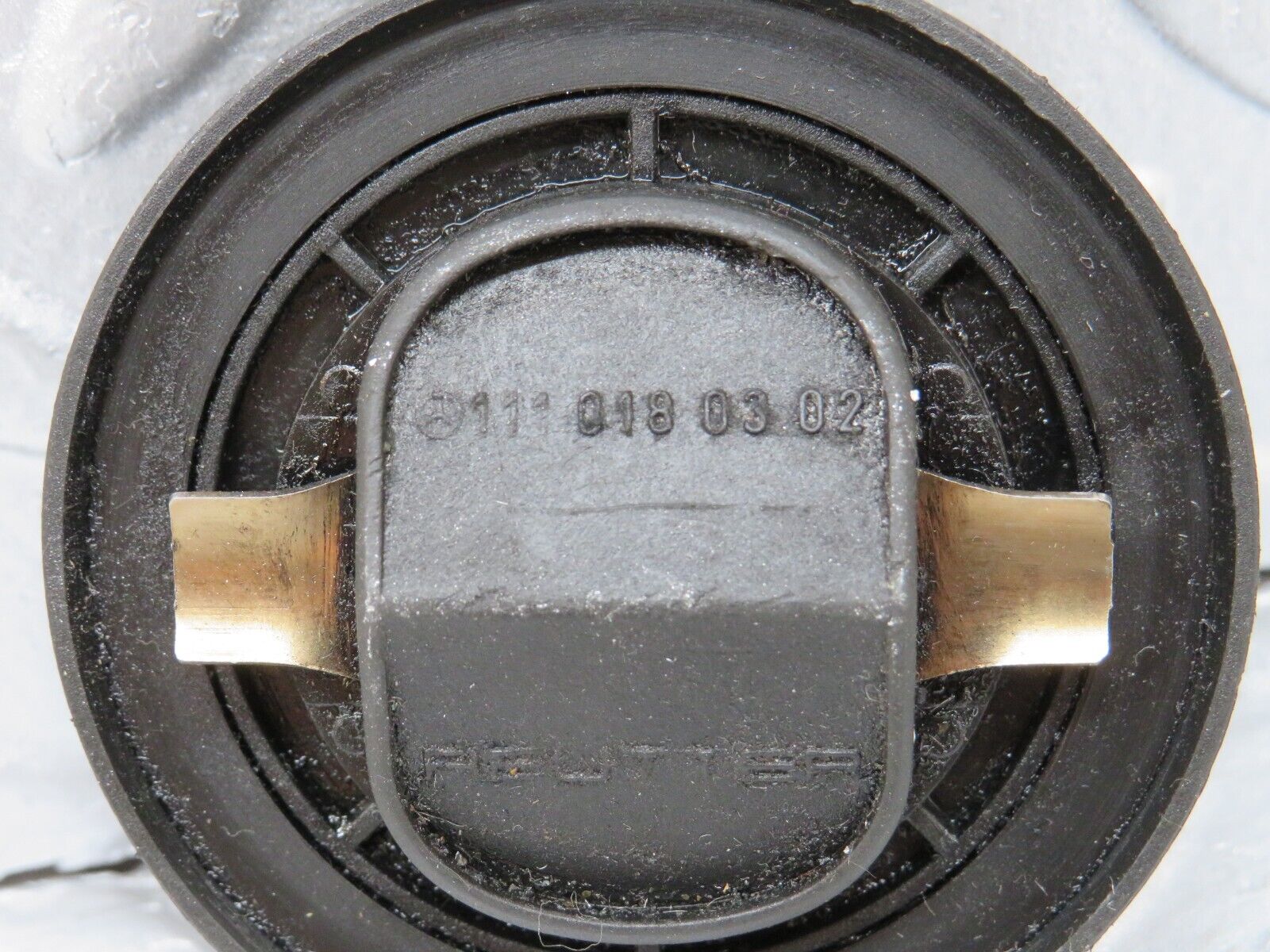 35732 Mercedes-Benz W124 Engine Oil Filler Cap 1110180302