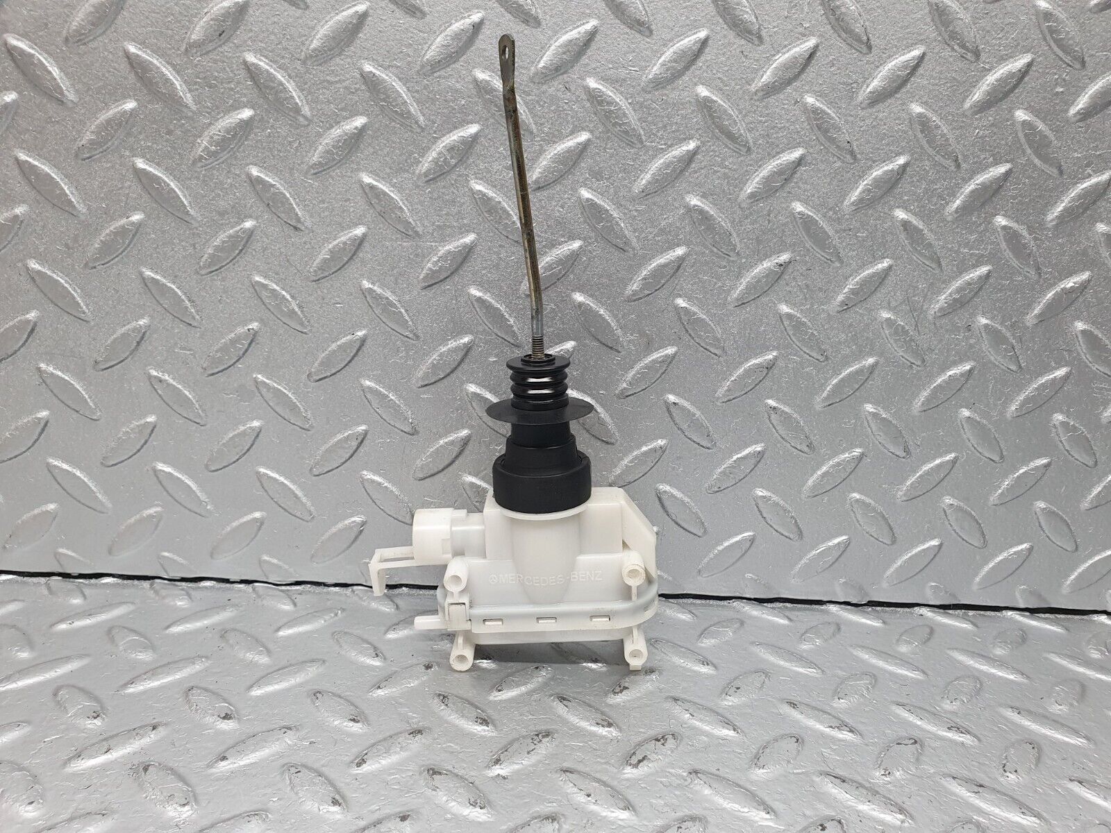 41009 Mercedes-Benz W126 300SE Front Right Door Lock Vacuum Actuator