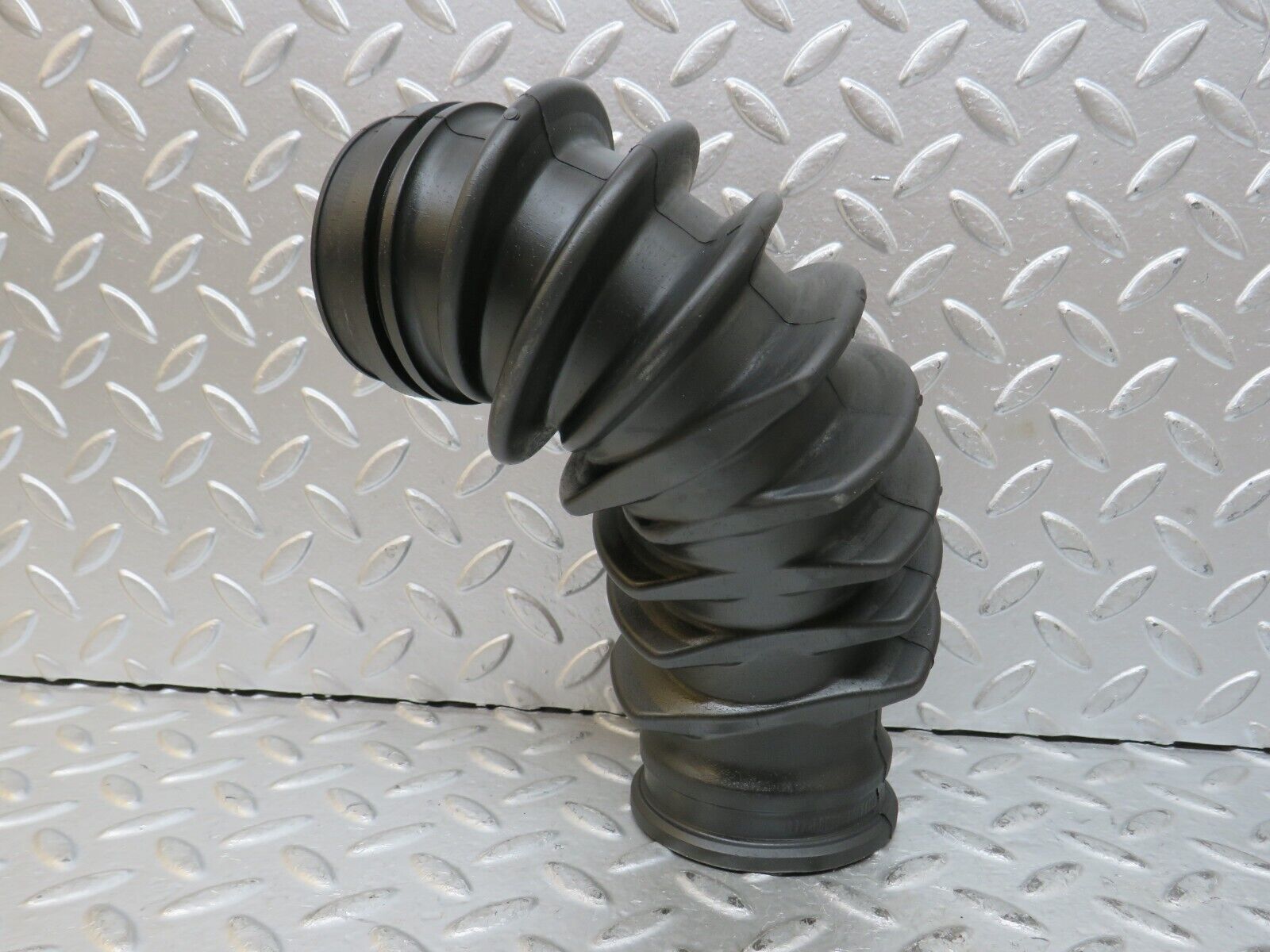 27783 Mercedes-Benz S124 300TE Wagon Air Filter Housing Pipe 6060940009