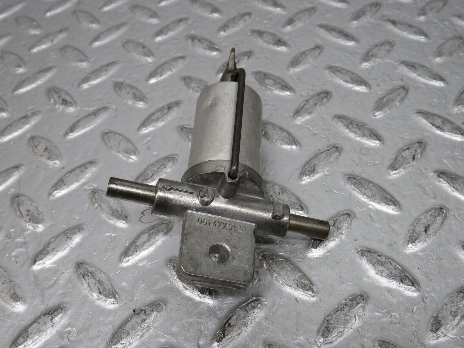 0357 Mercedes-Benz W120 180D Ponton Fuel Prefilter 001477060