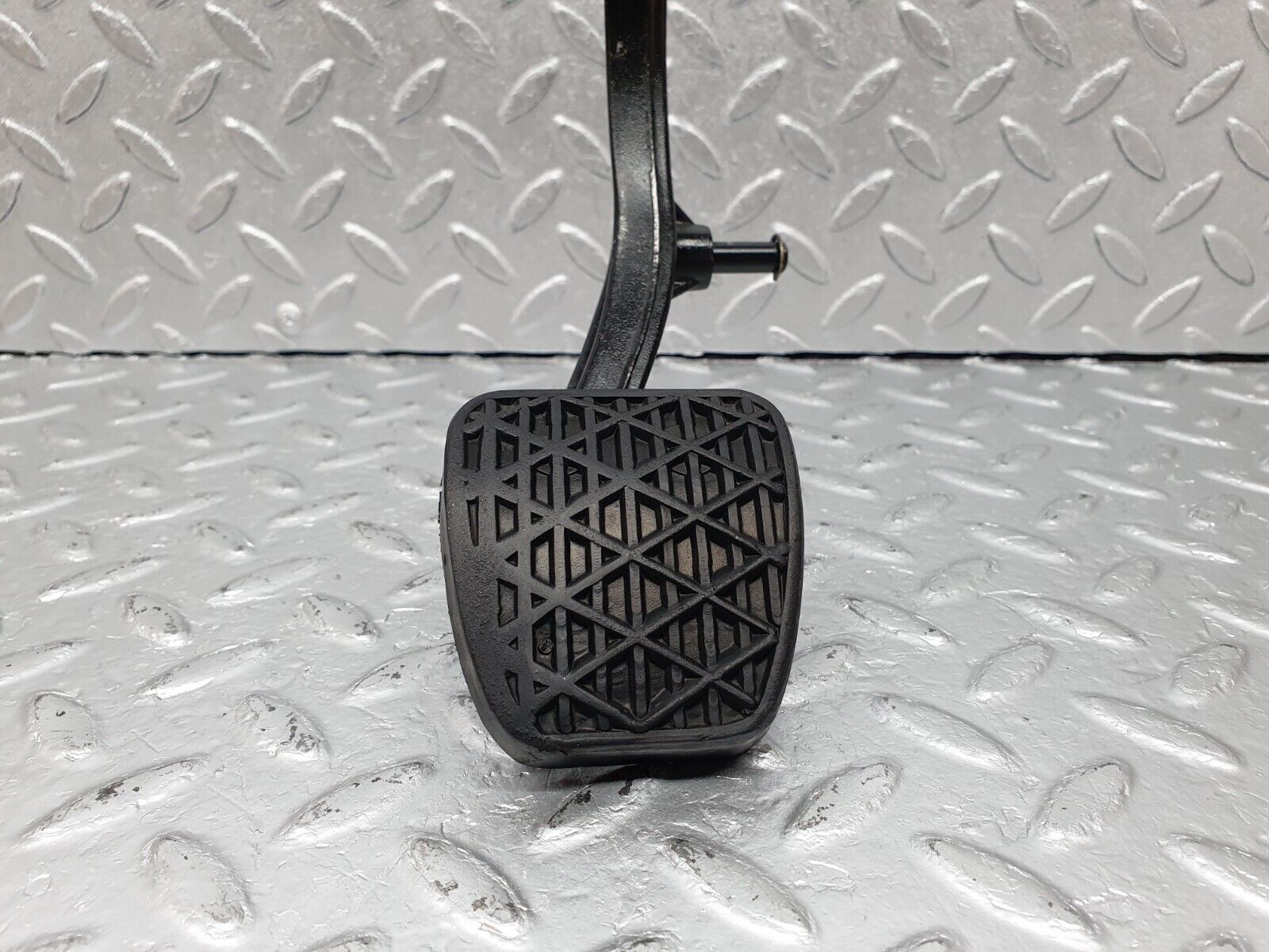 41458 Mercedes-Benz W124 200E Clutch Pedal With Rubber 2012902116 2012910282