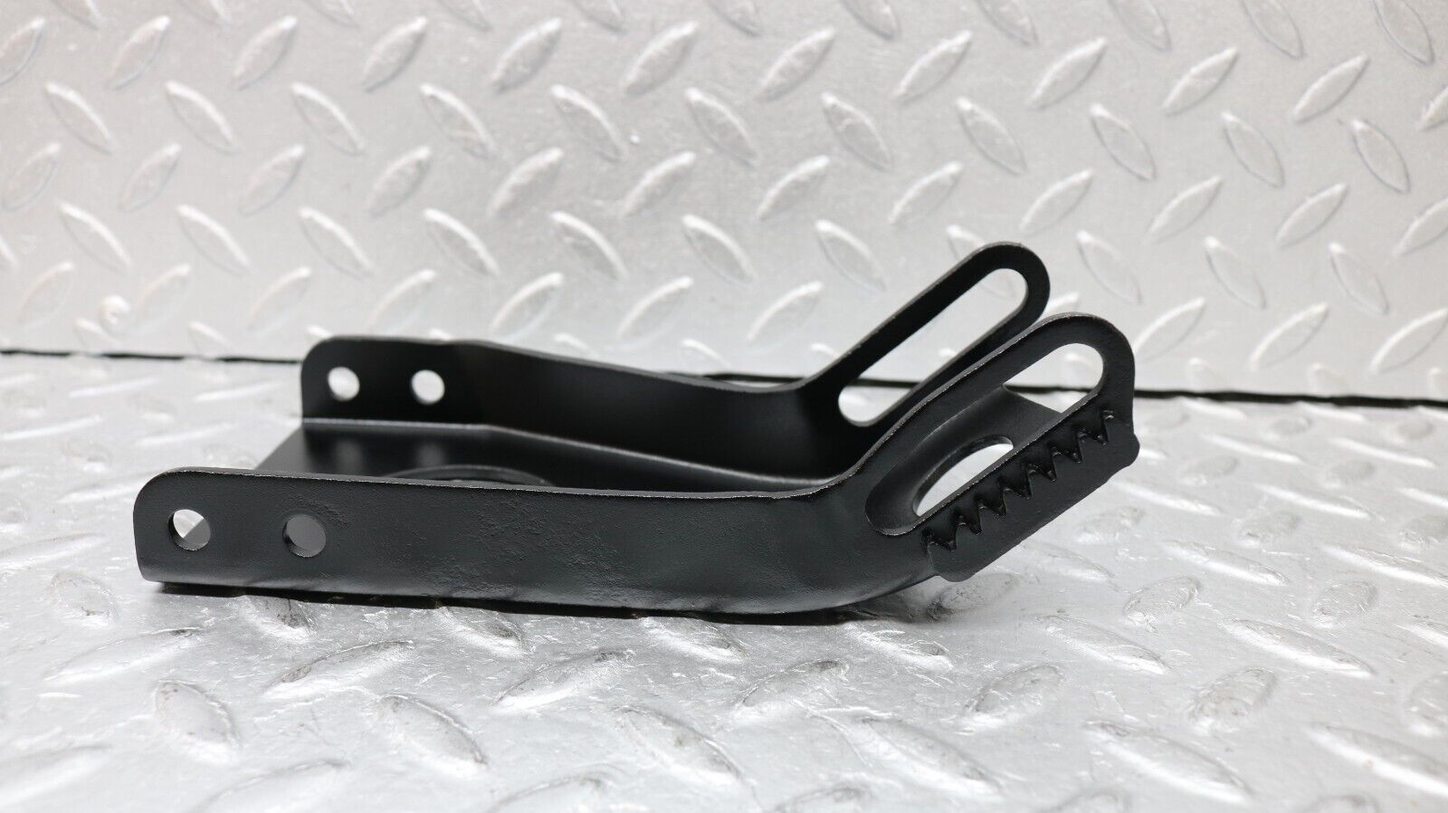 37229 Mercedes-Benz C126 420SEC Coupe Alternator Generator Bracket