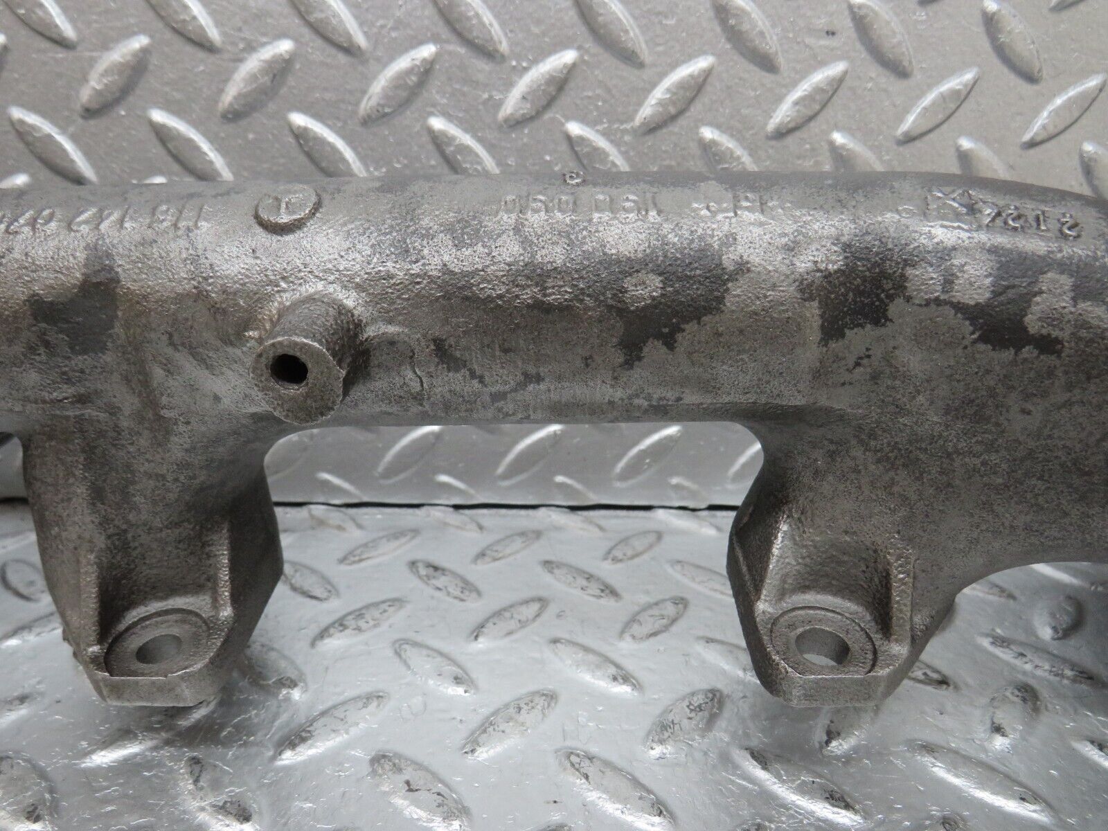33123 Mercedes-Benz W126 380 V8 Exhaust Manifold Right 1161420602 1161420702