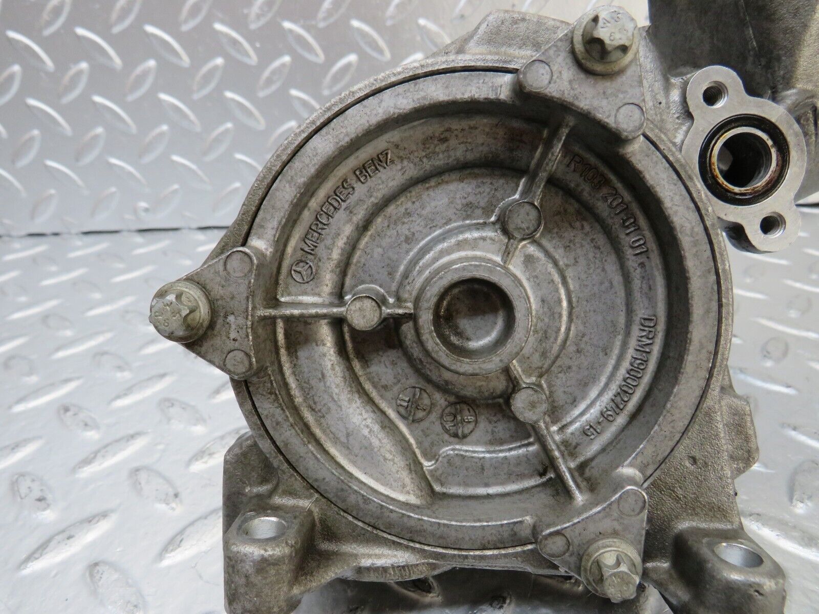 25773 Mercedes-Benz W124 280E Water Pump 1032010101