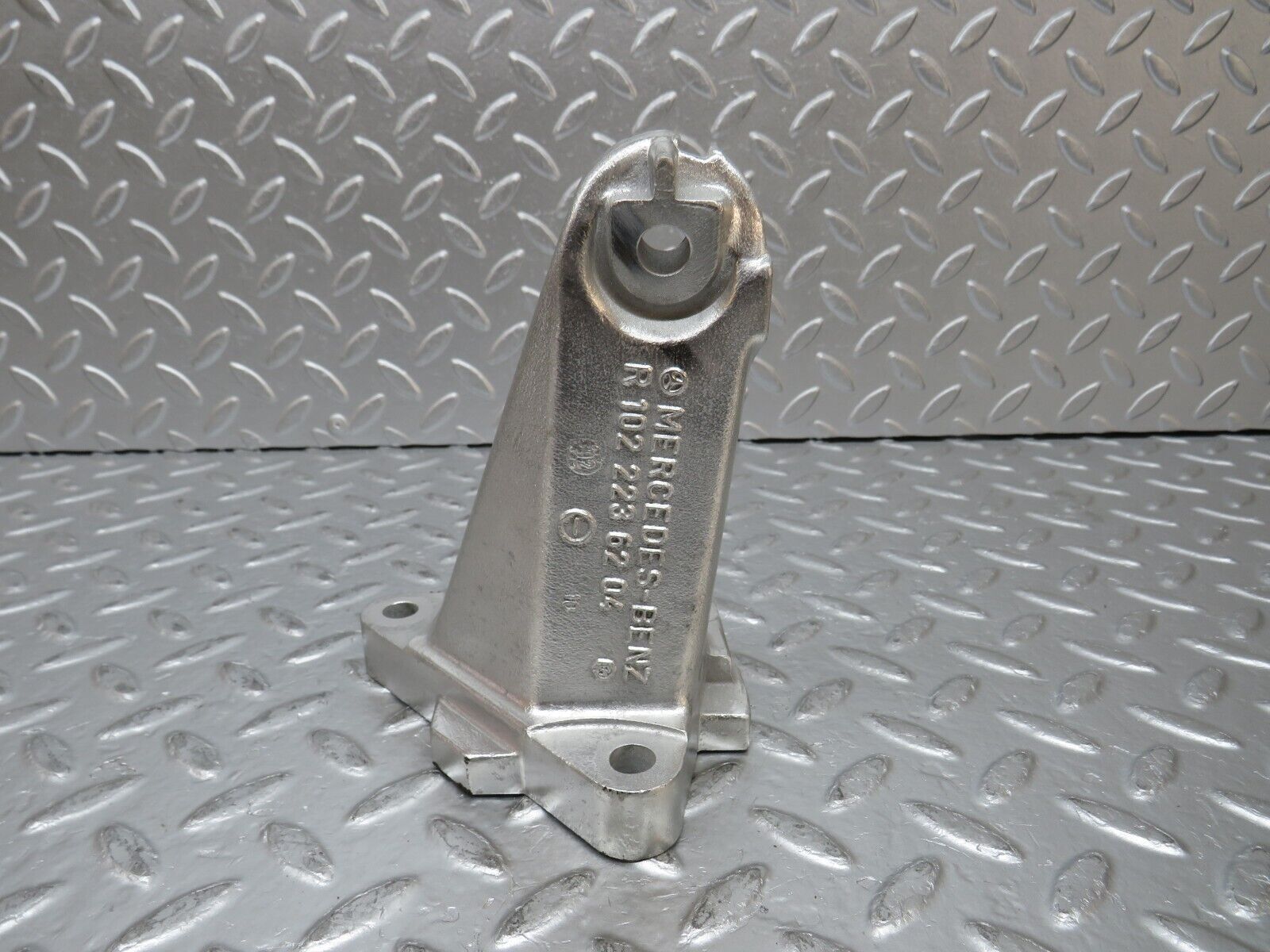 31768 Mercedes-Benz W201 190LE 1.8L Engine Mount Bracket Right Side 1022236204