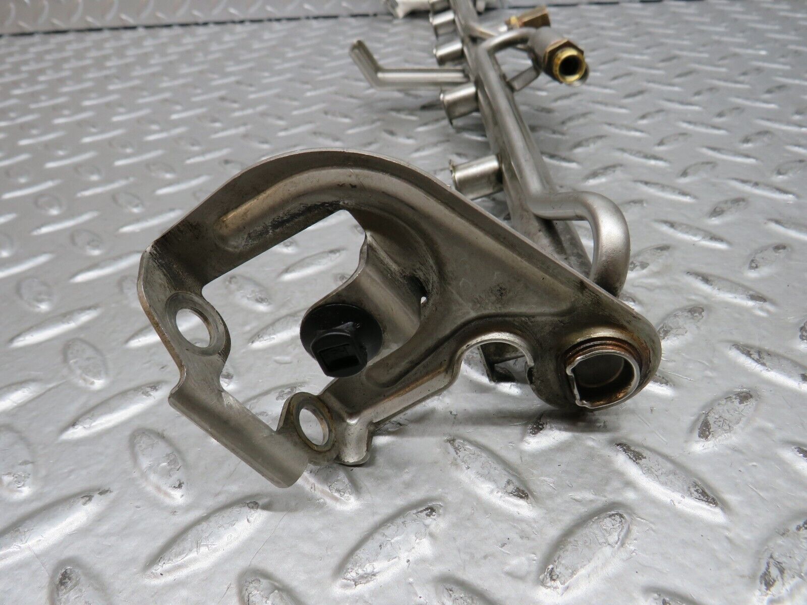 29010 Mercedes-Benz C124 320CE Fuel Injector Rail With Fuel Pressure Regulator