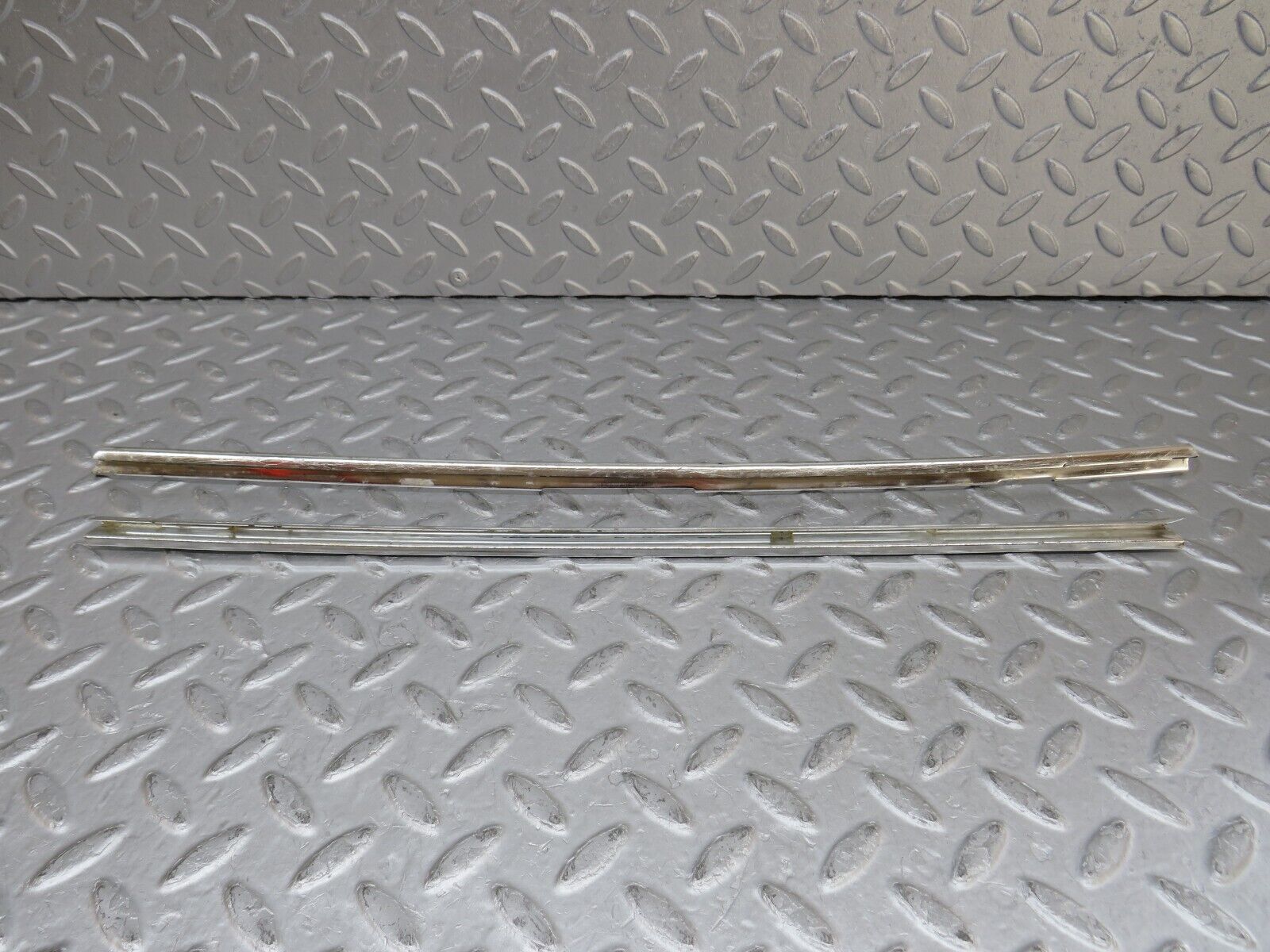 35868 Mercedes-Benz W108 Front Right Door Chrome Trim Pair