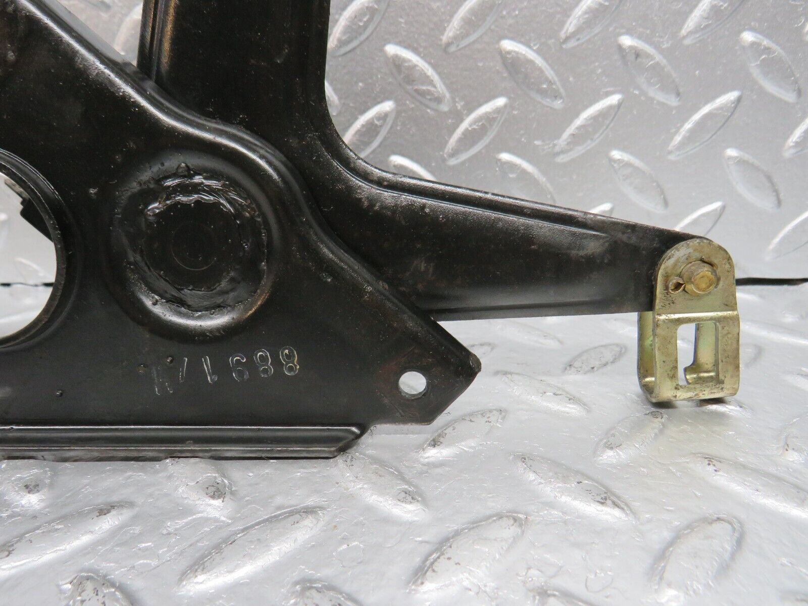 31101 Mercedes-Benz W123 200D Handbrake Regulator