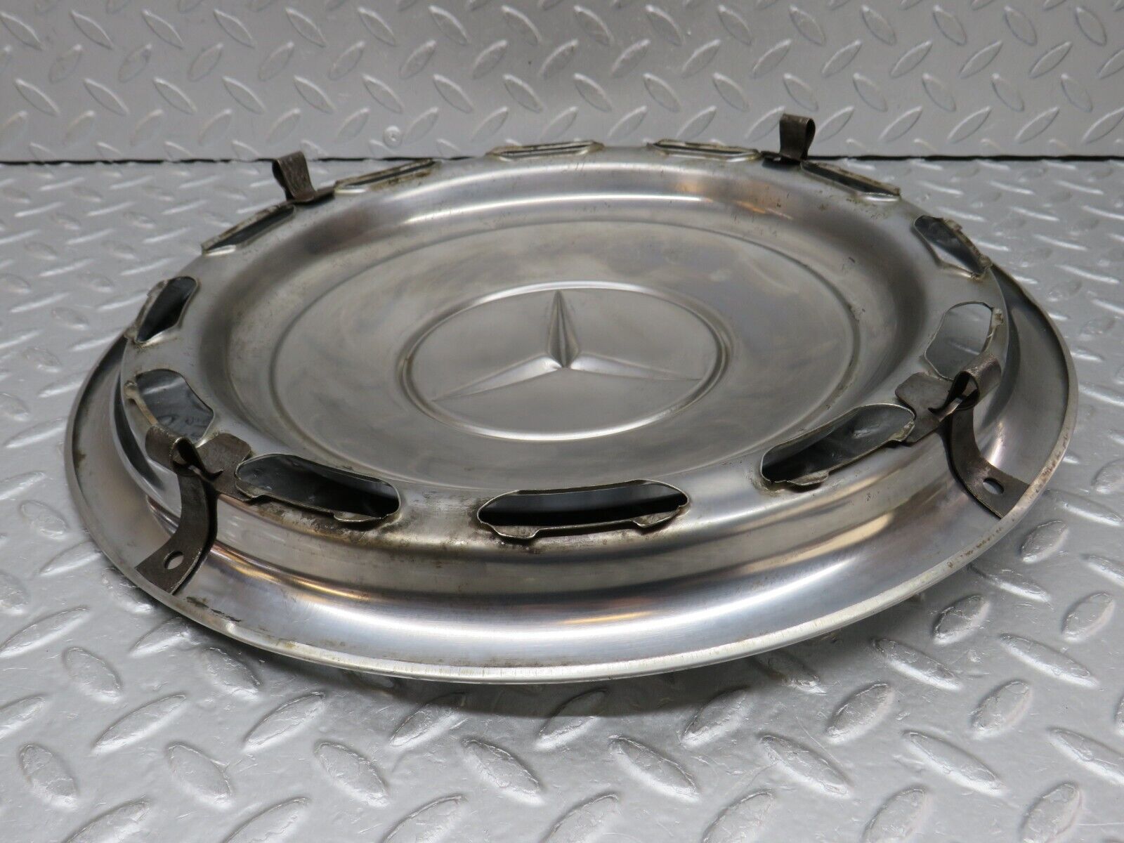 37466 Mercedes-Benz W109 300SEL Wheel Hub Cap 14"
