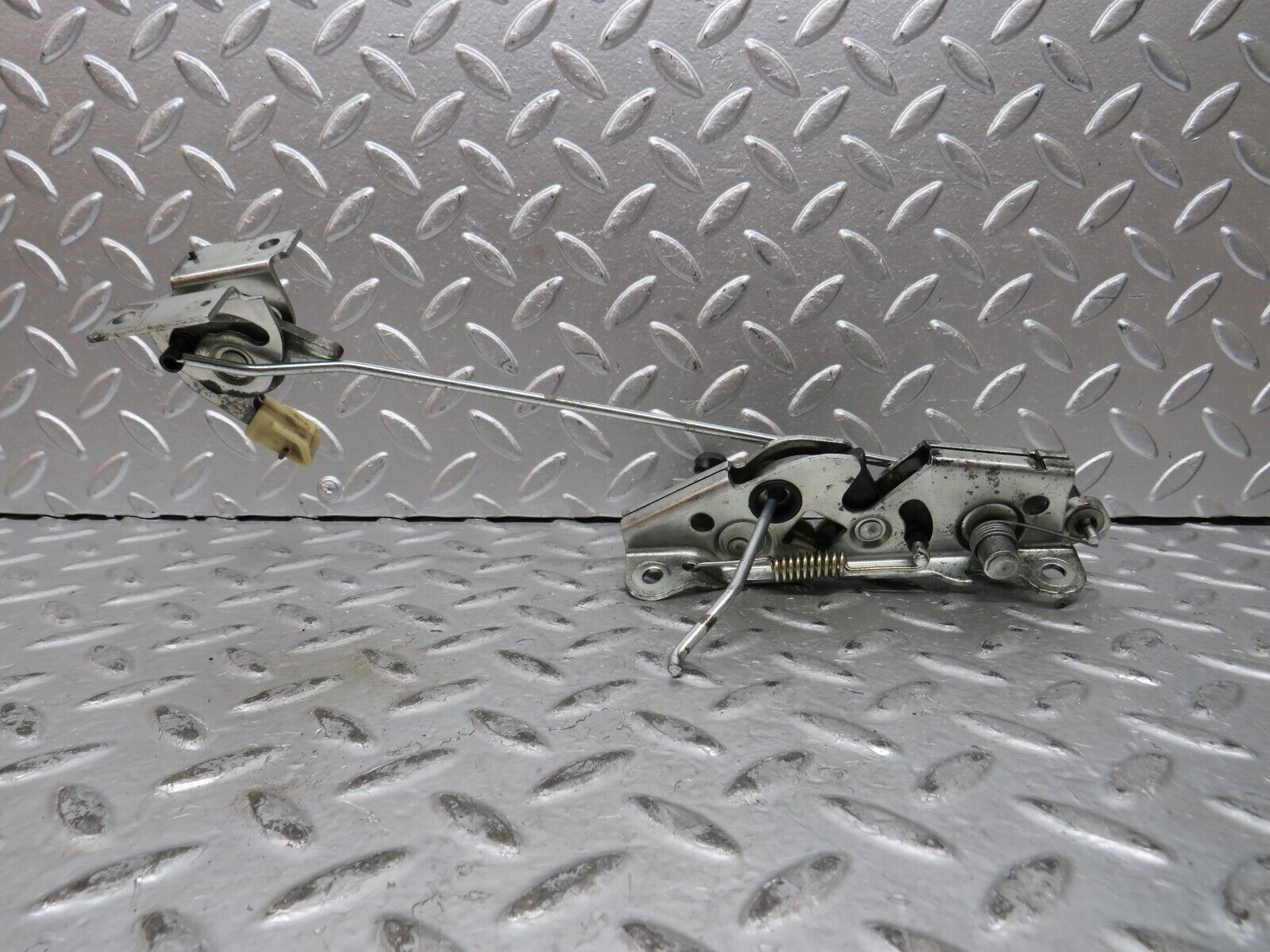 27835 Mercedes-Benz S124 300TE Wagon Rear Right Seat Bench Locking Mechanism