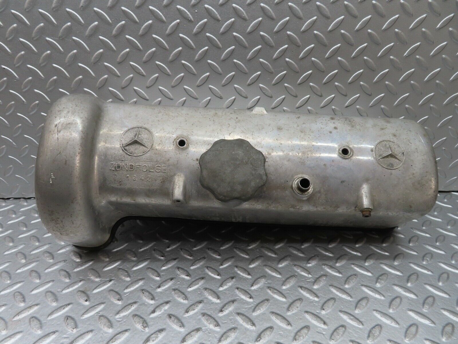 18973 Mercedes-Benz W121 190b Ponton Cylinder Head Valve Cover 1210100630
