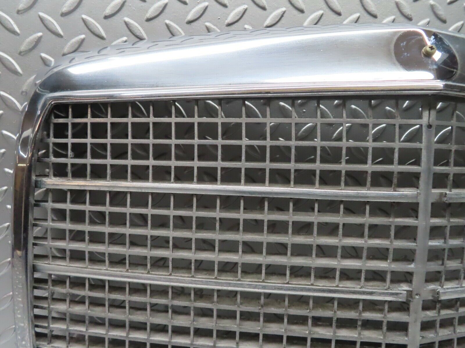 20877 Mercedes-Benz W114 250CE Coupe Bonnet Grill Chrome