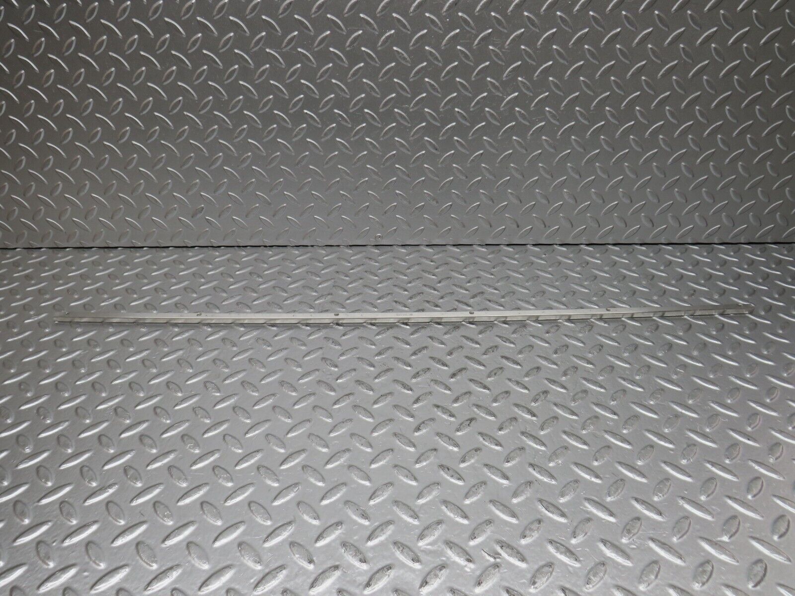 0489 Mercedes-Benz W123 230E Sunroof Chrome Trim