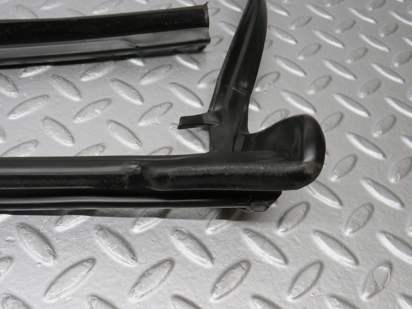 38606 Mercedes-Benz R129 280SL Coupe Front Windscreen Rubber Seal