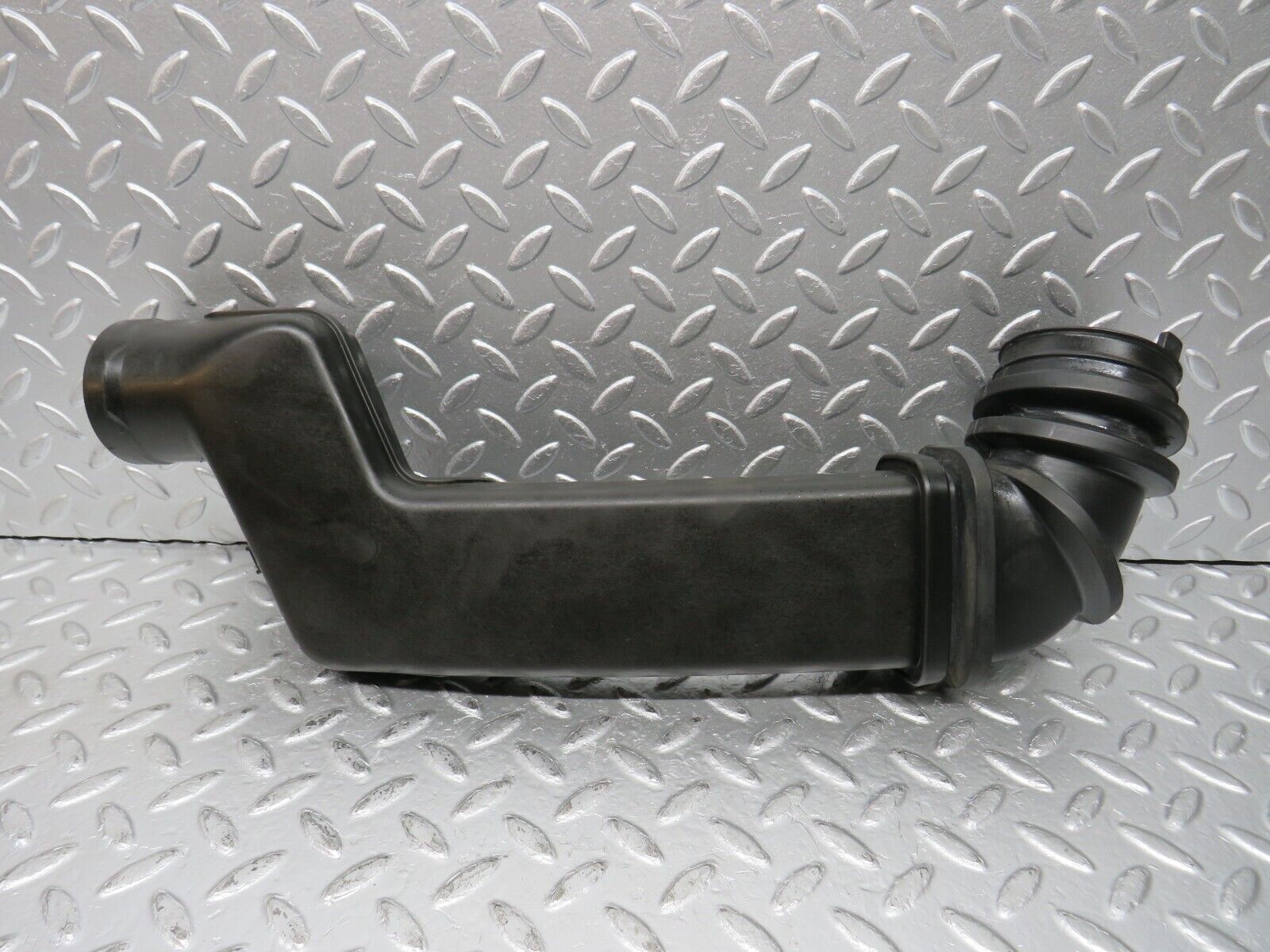 31200 Mercedes-Benz S124 220TE Wagon Air Intake Pipe 1141400012 1110940091