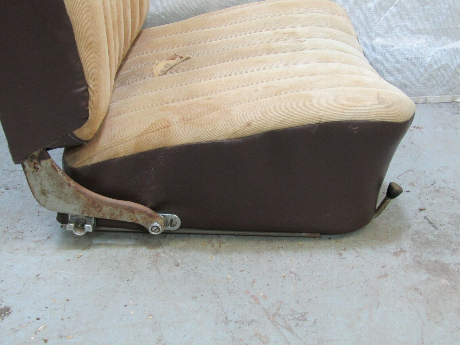 3251 Mercedes-Benz W120 PONTON Front Left Seat Creme Fabric