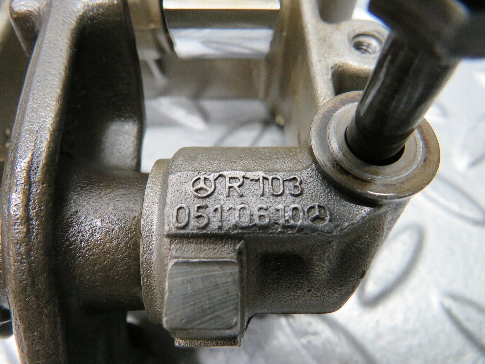 21744 Mercedes-Benz W126 300SE Rocker Arms Camshaft Bearing Block 1030510610