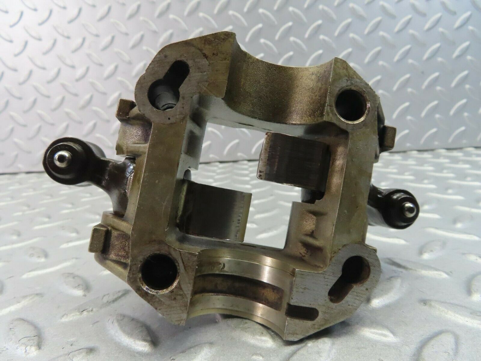 8577 Mercedes-Benz S123 Rocker Arms Camshaft Bearing Block 1020512110