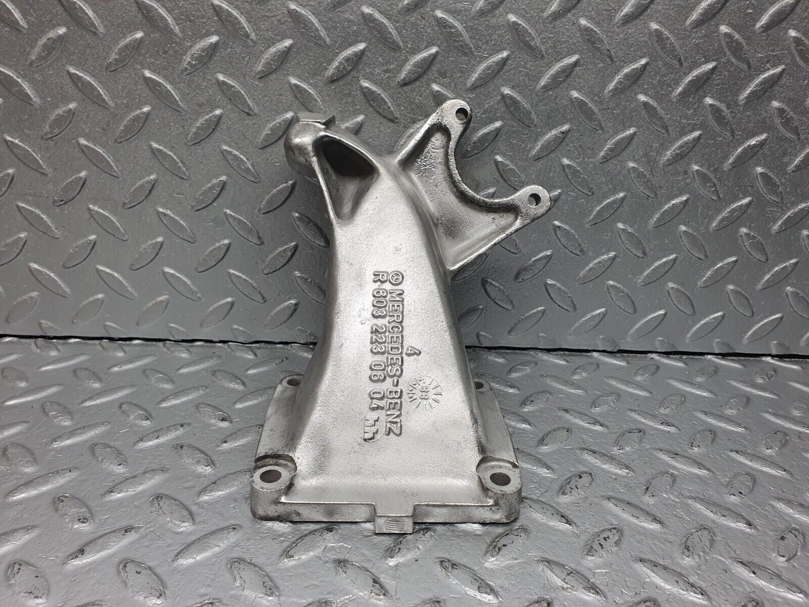 41011 Mercedes-Benz W126 300SE Engine Mount Bracket Left Side 6032230604