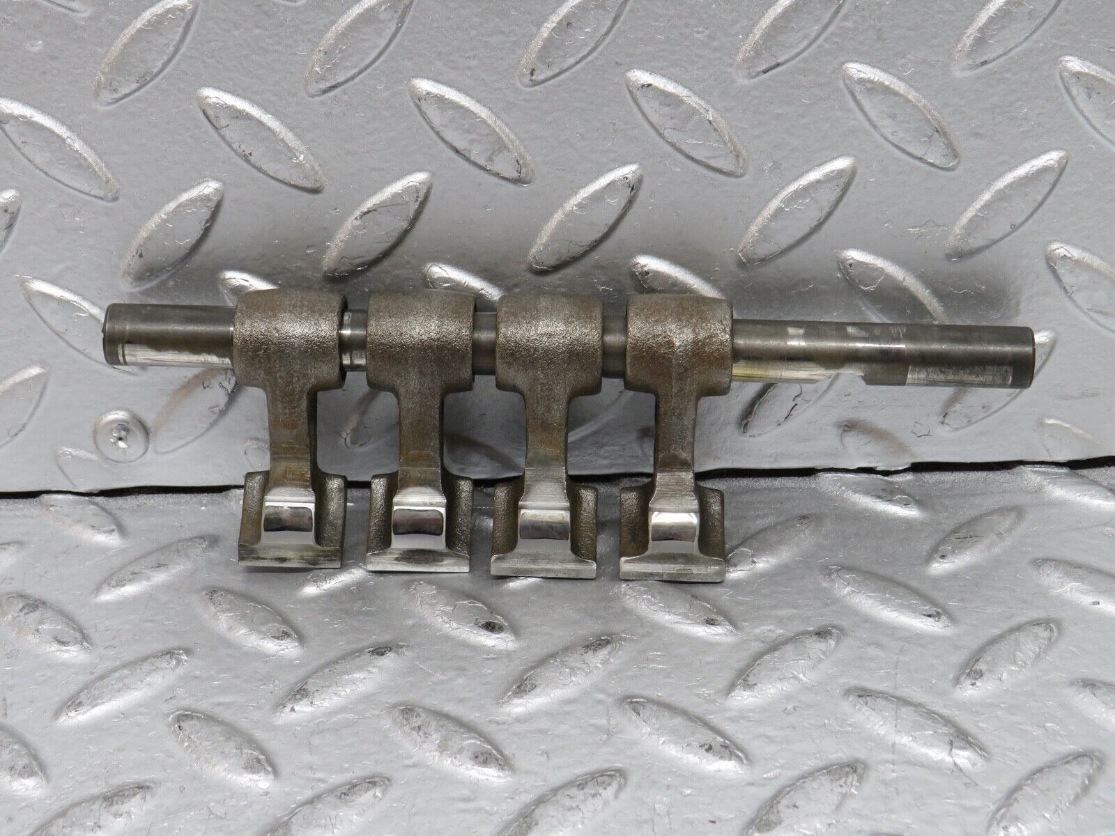 0361 Mercedes-Benz W123 220D Camshaft Rocker Arm With Shaft