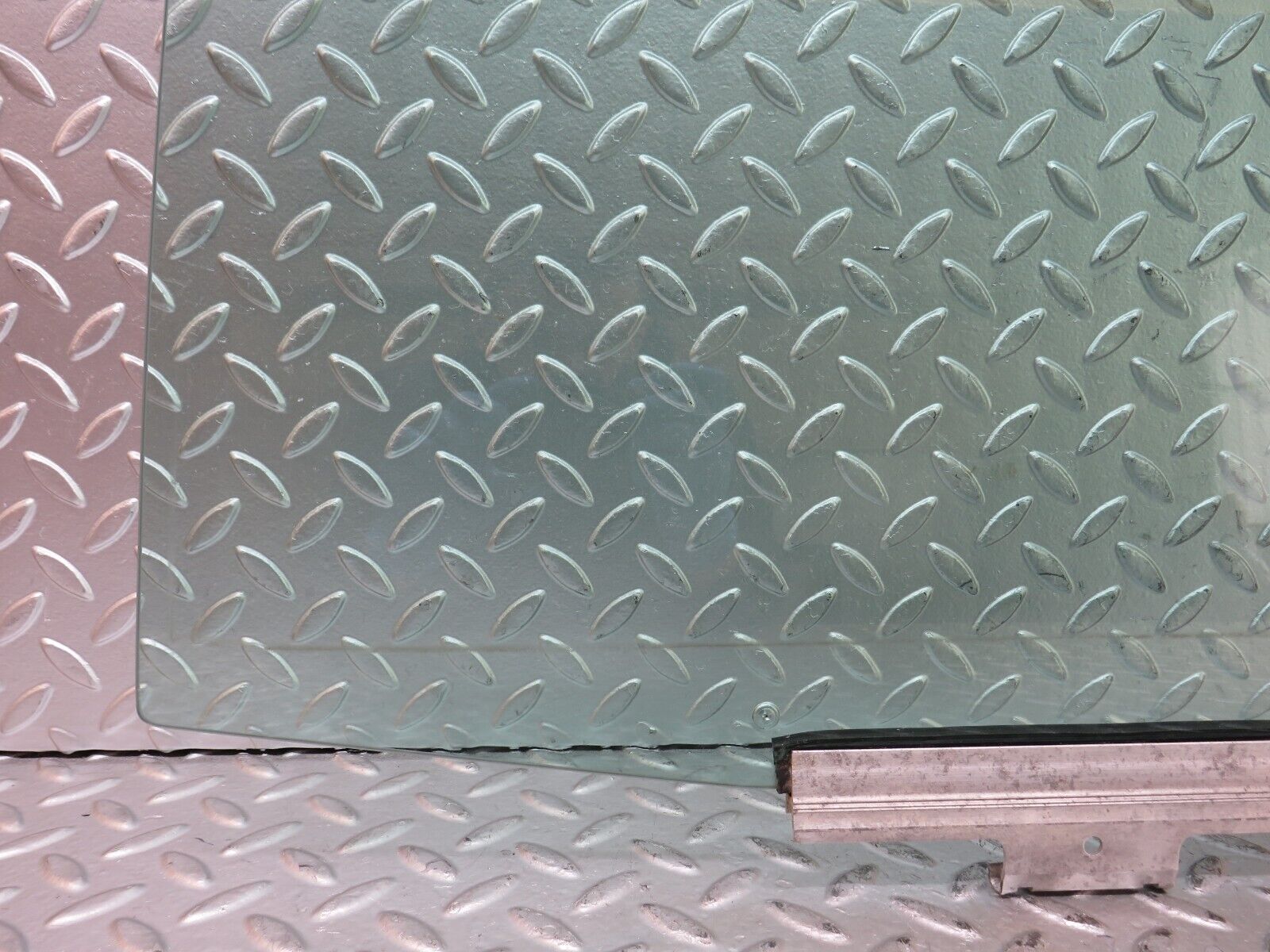 27636 Mercedes-Benz S124 300TE Wagon Rear Left Door Window Glass