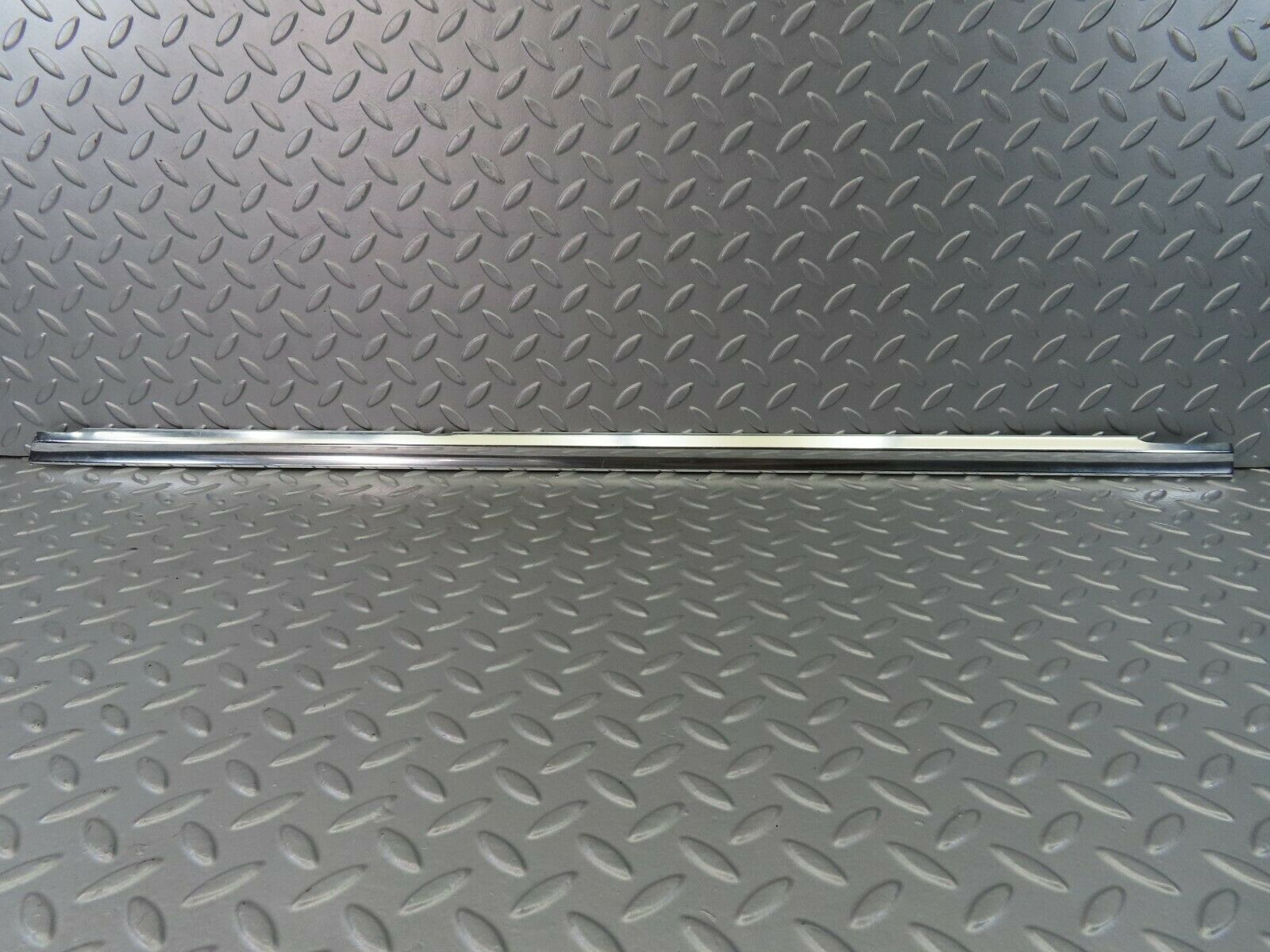 7287 Mercedes-Benz W116 450SE Rear Right Door Chrome Trim